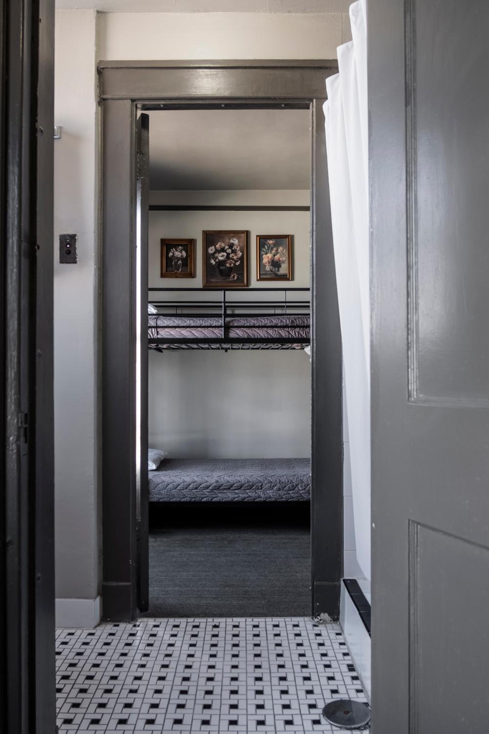 Gardner Hotel & Hostel