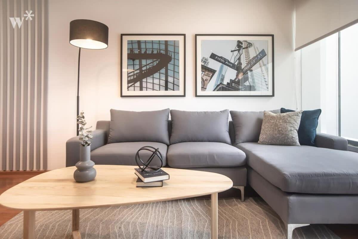 Sleek 2BR in Miraflores view 4