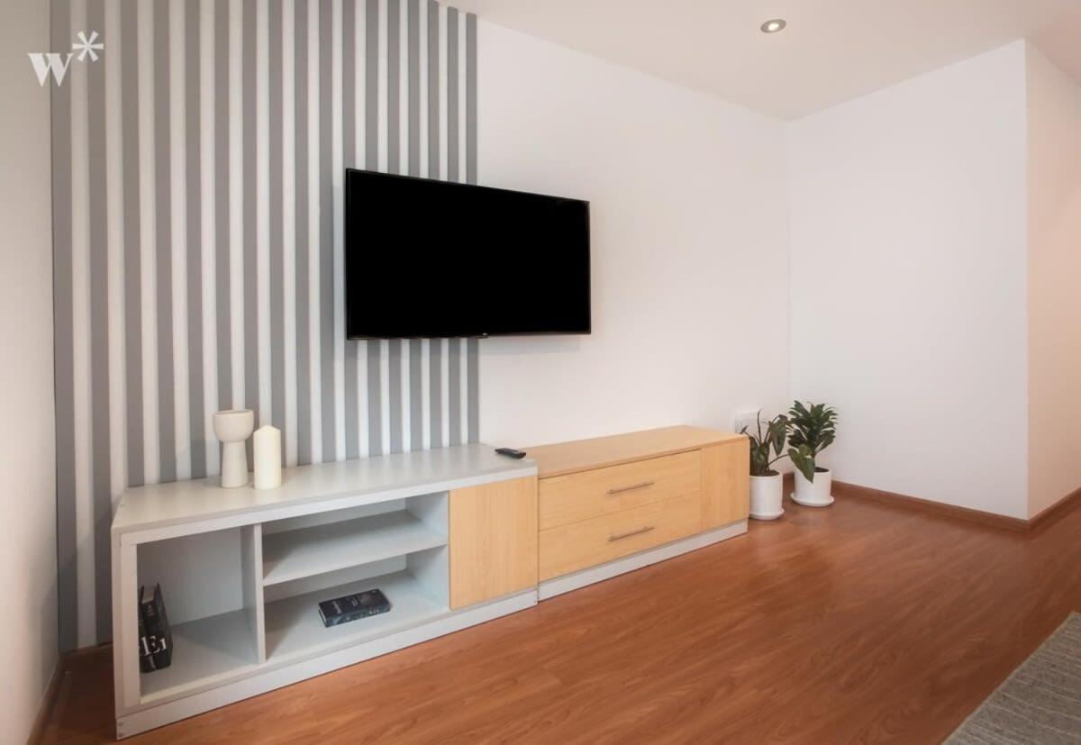 Sleek 2BR in Miraflores view 5