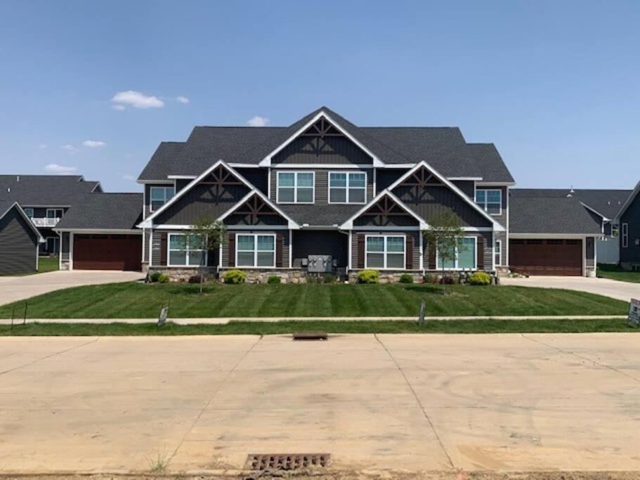 Hotel New Beautiful 3 Bedroom Condo in Bettendorf - Image 1