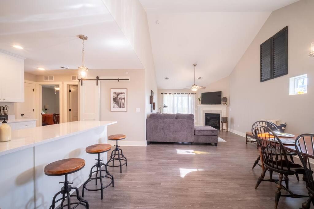 New Beautiful 3 Bedroom Condo in Bettendorf view 5