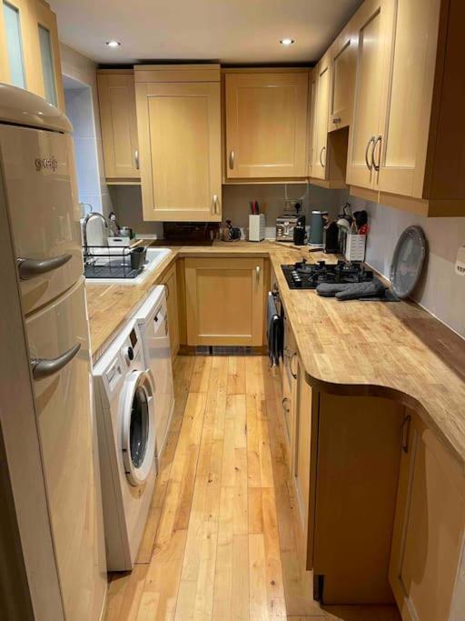 Cosy Gem in the heart of Glossop view 2