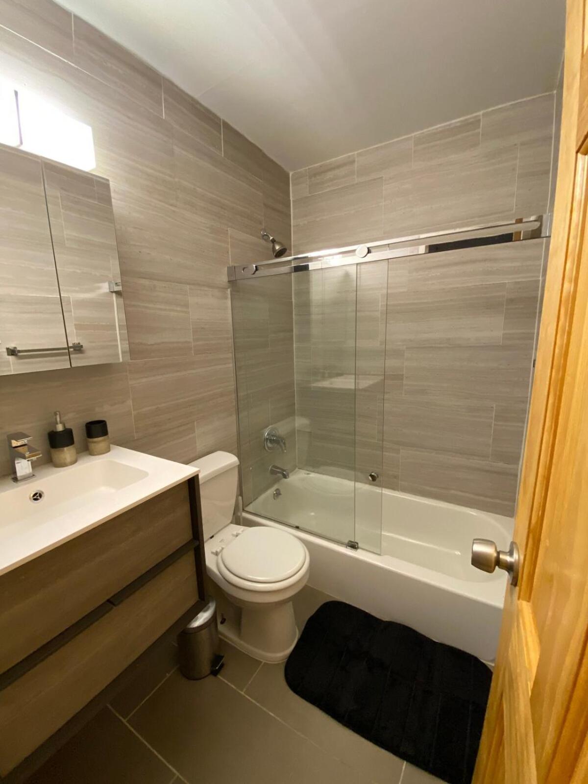 26-4B Newly Furnished 1BR W D Courtyard