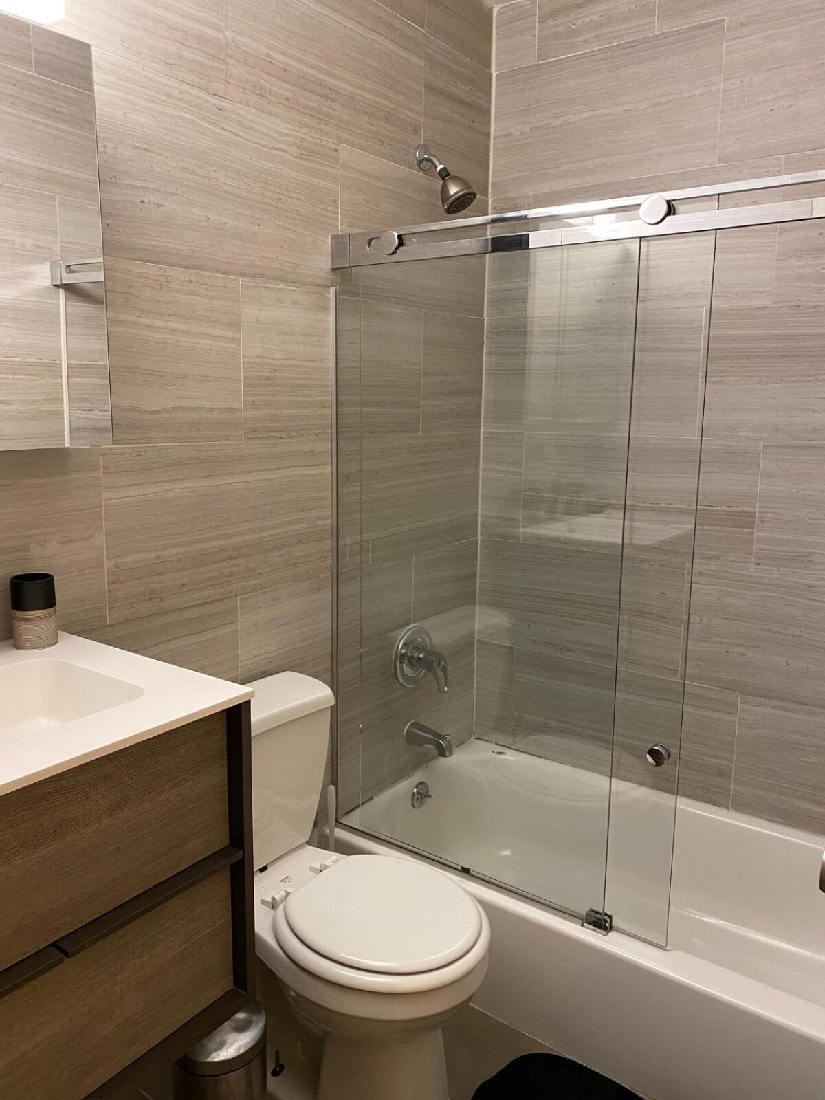 26-4B Newly Furnished 1BR W D Courtyard