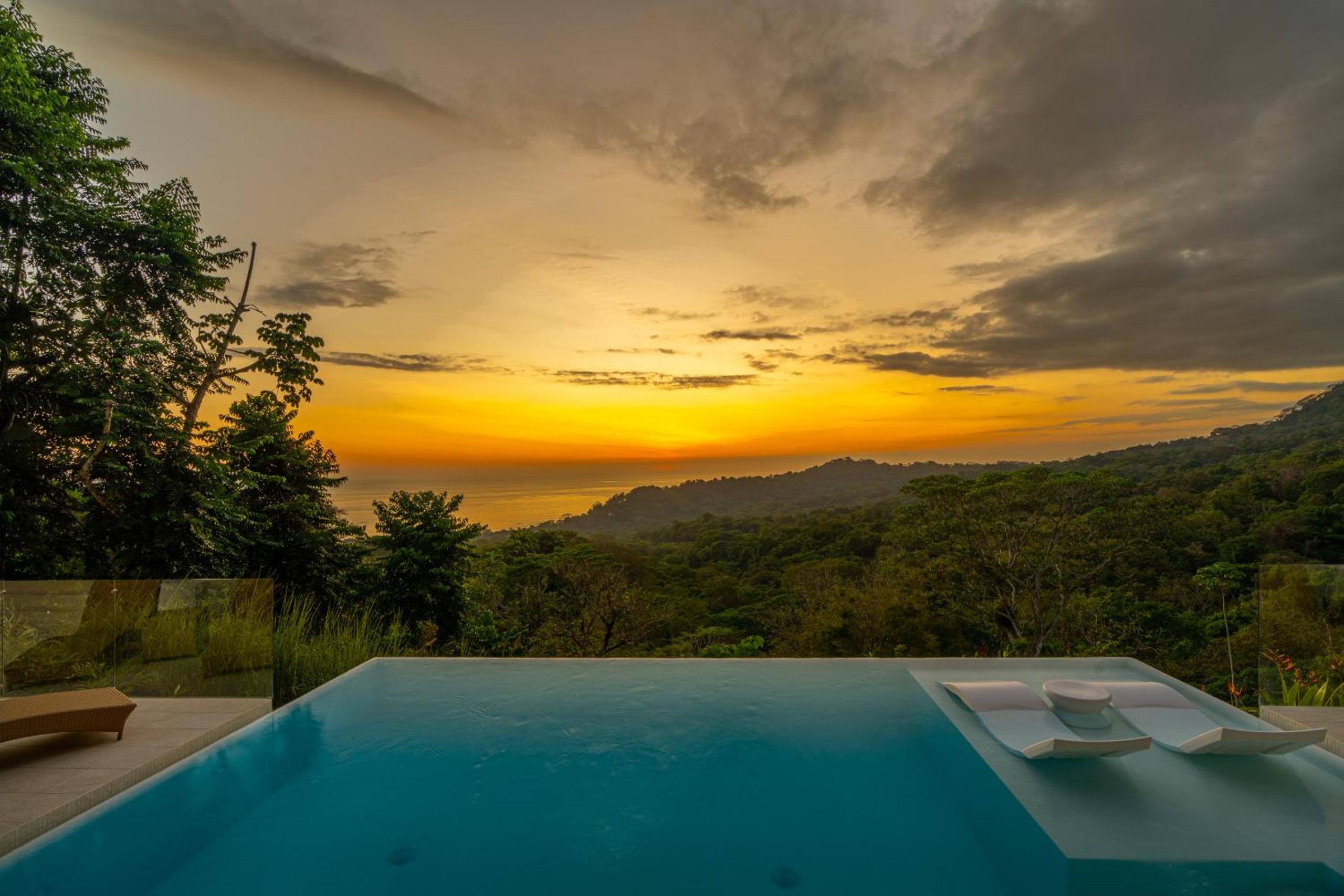 Casa Frenchie with Private Guesthouse - by Pura Villas