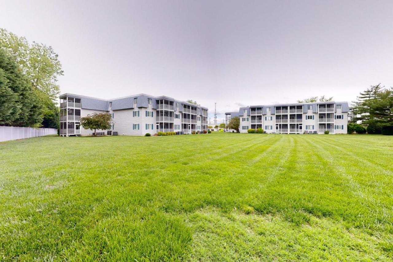 Stylish 2BR Condo Near Beach, Large Pool & Patio, Pet Friendly