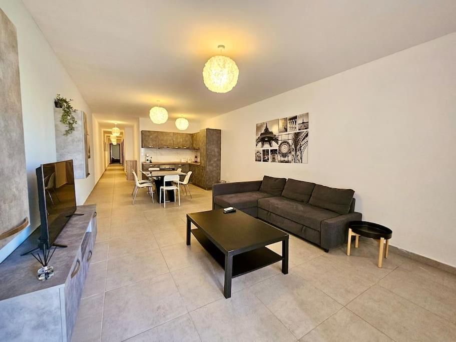 Sleeps 6 Spacious Apartment St Pauls Bay photo 4