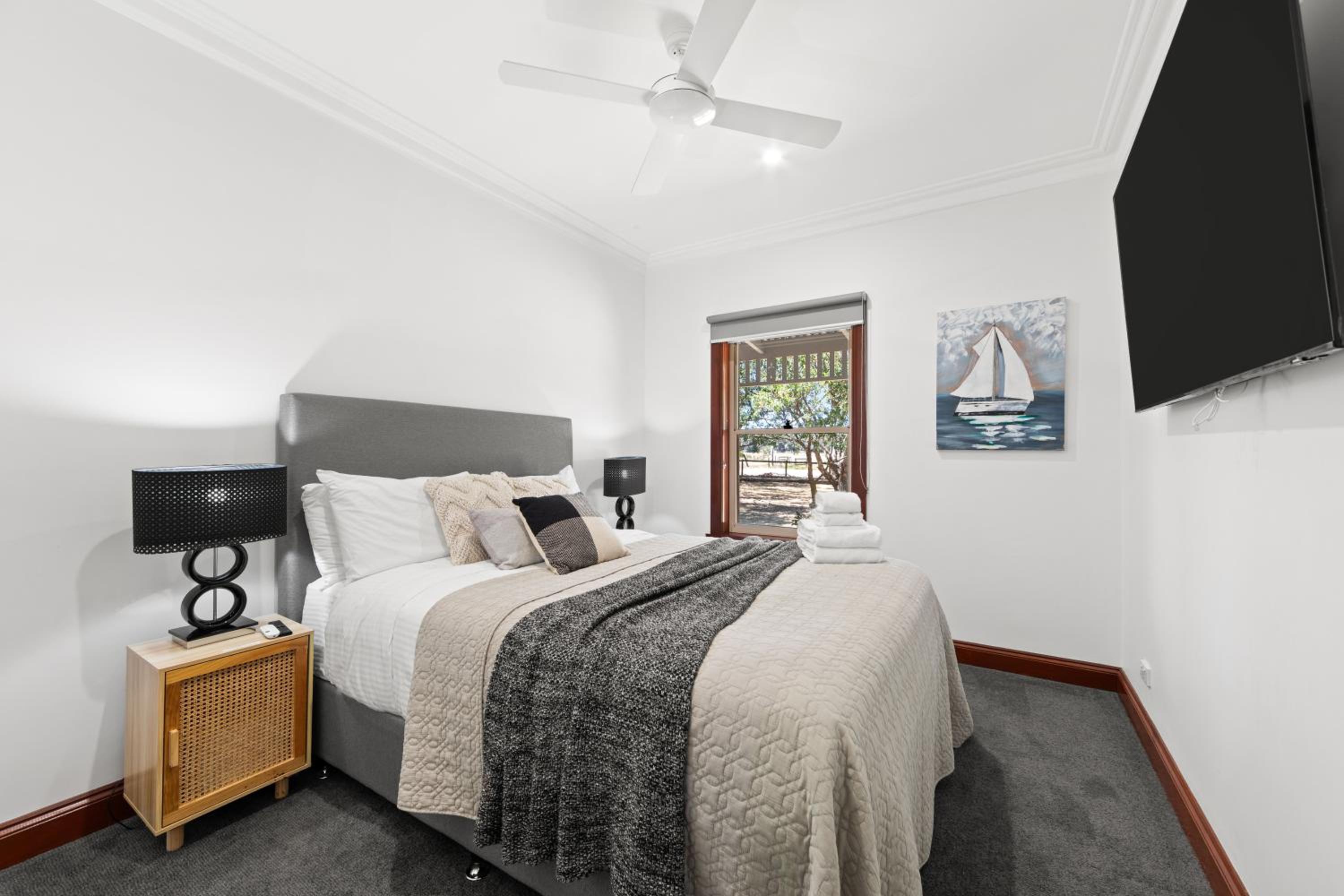 10BR Great Ocean farmstay for 20 people