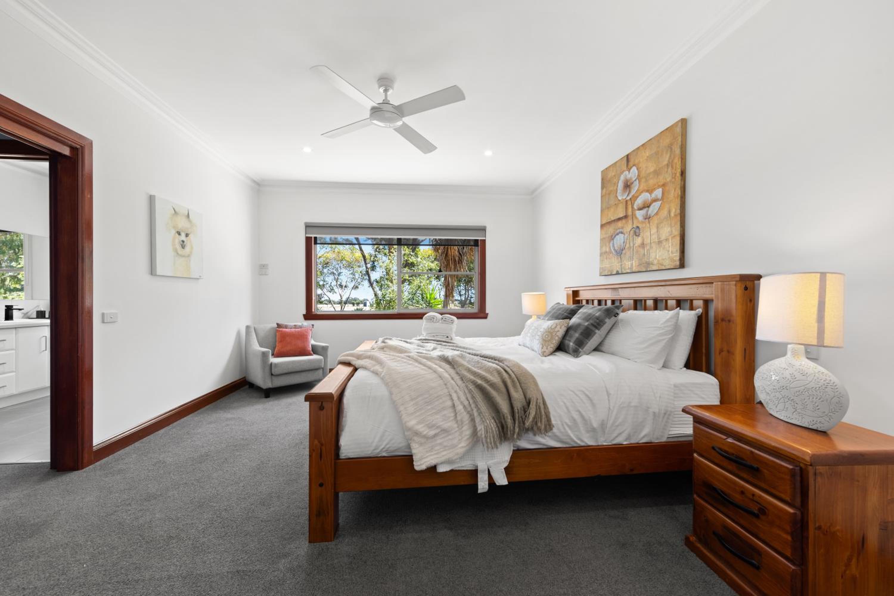 10BR Great Ocean farmstay for 20 people