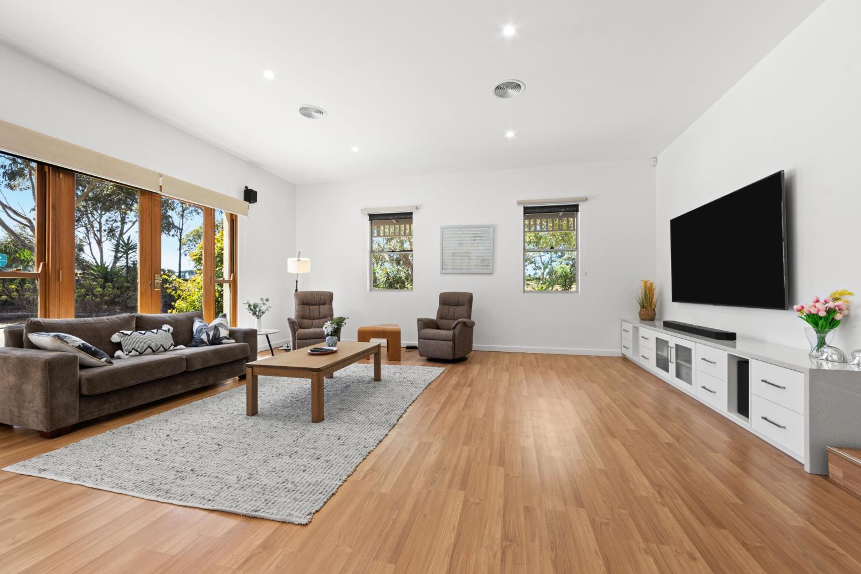 10BR Great Ocean farmstay for 20 people