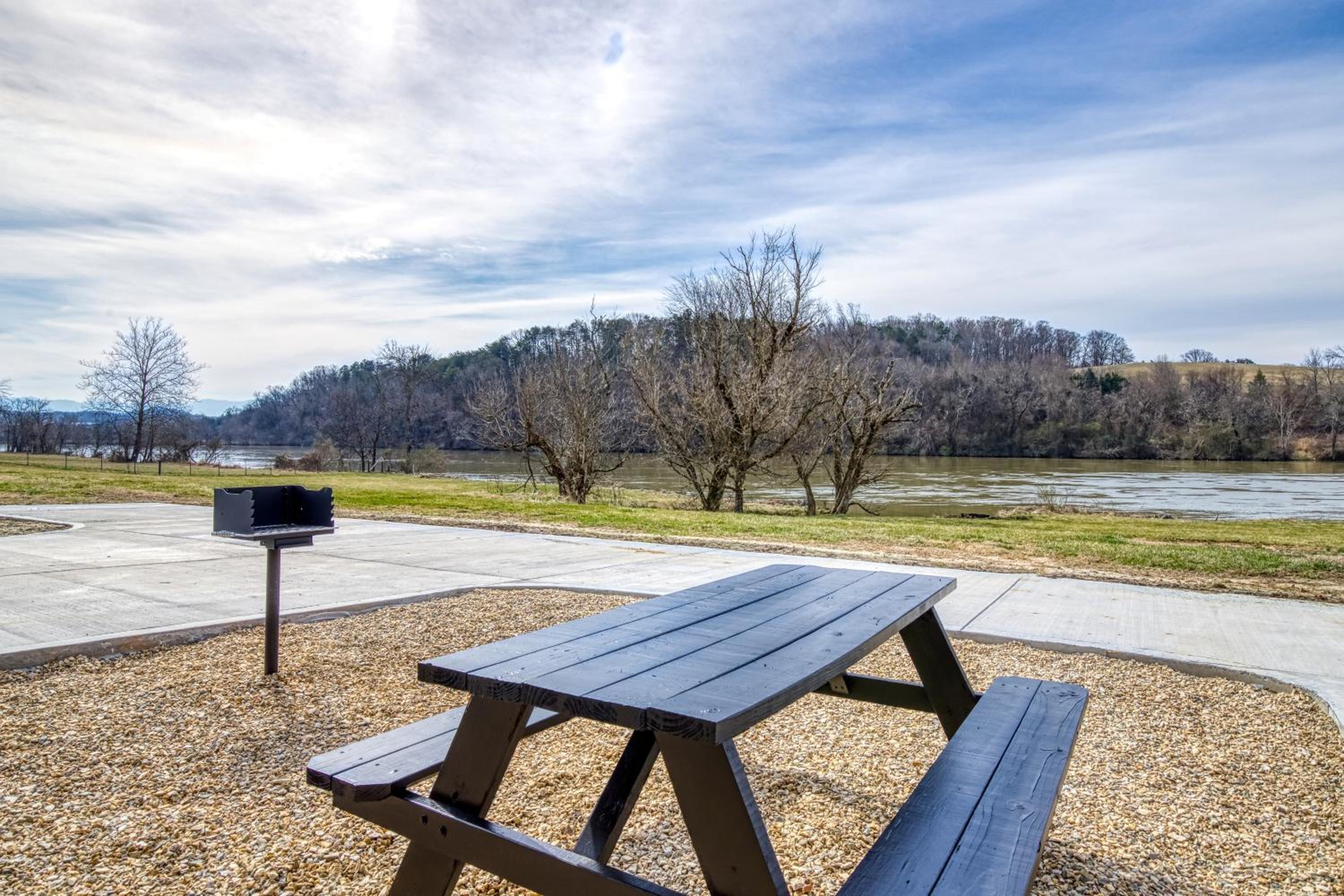 Lazy River Cabin, River Front, Hot Tub, WIFI, 560 in FREE Attraction tickets each paid day! view 2