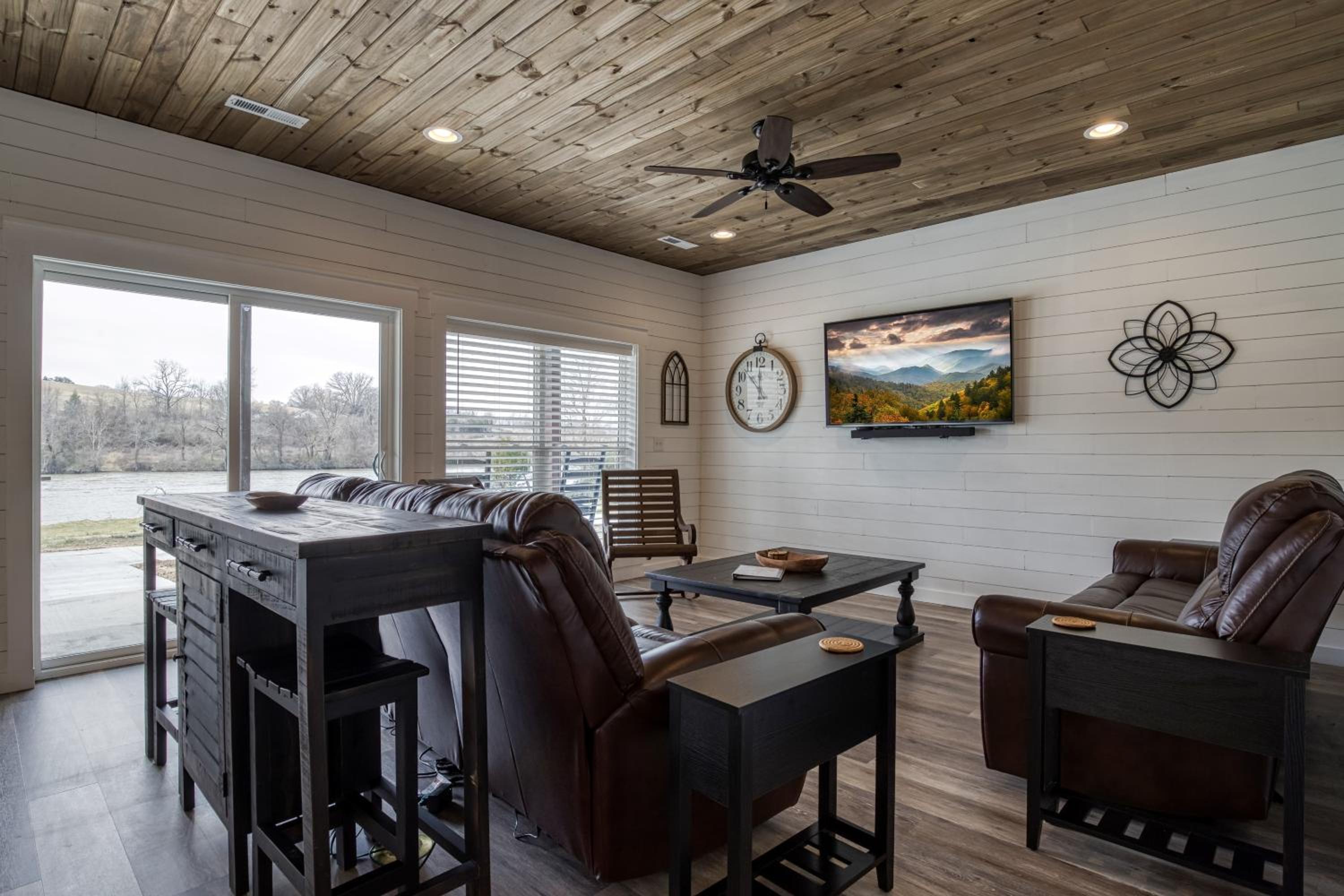 Lazy River Cabin, River Front, Hot Tub, WIFI, 560 in FREE Attraction tickets each paid day! view 4