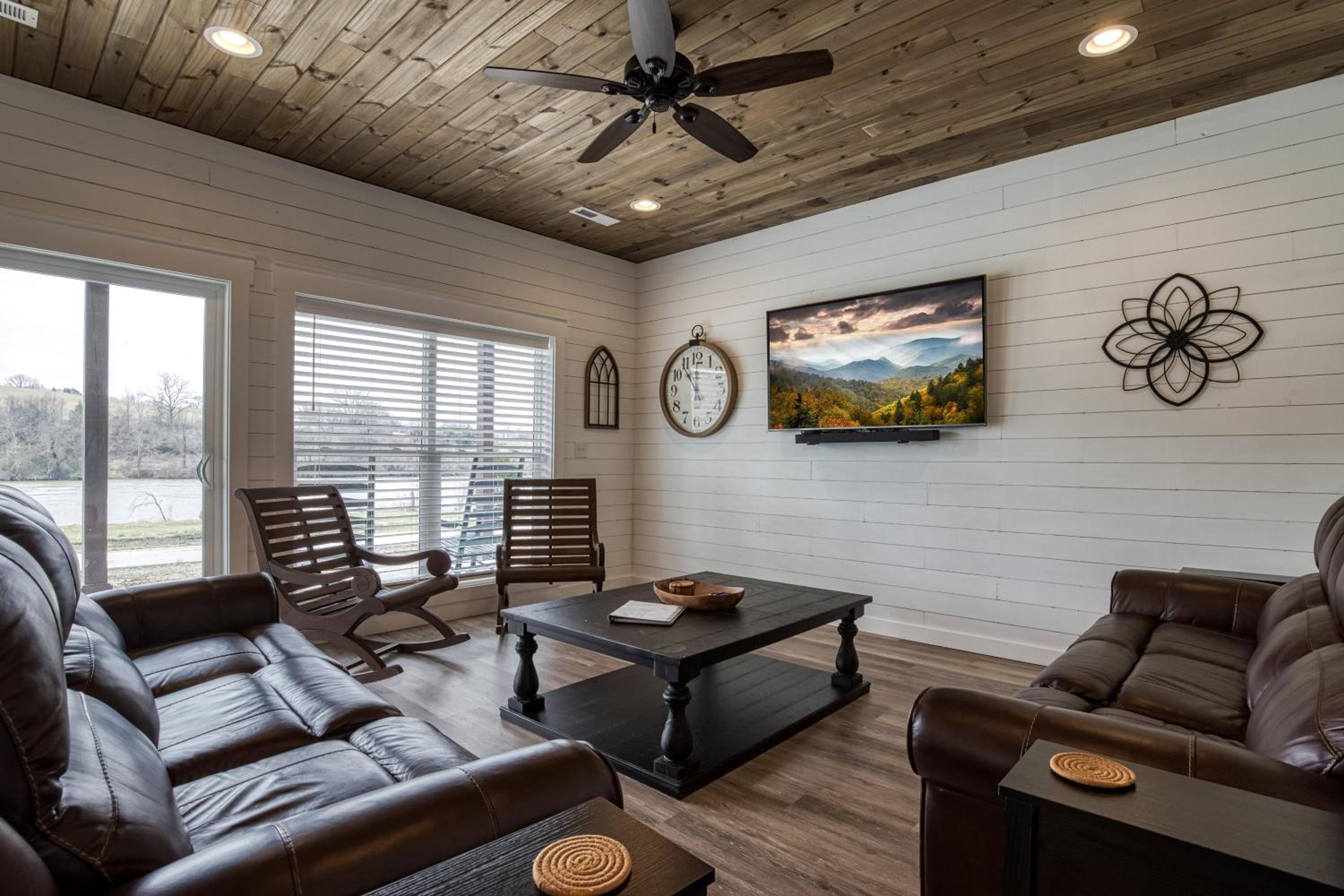 Lazy River Cabin, River Front, Hot Tub, WIFI, 560 in FREE Attraction tickets each paid day! view 5