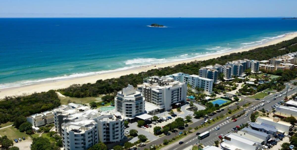 Absolute Beachfront Marcoola - Private Pool - Private Spa Bath - Games