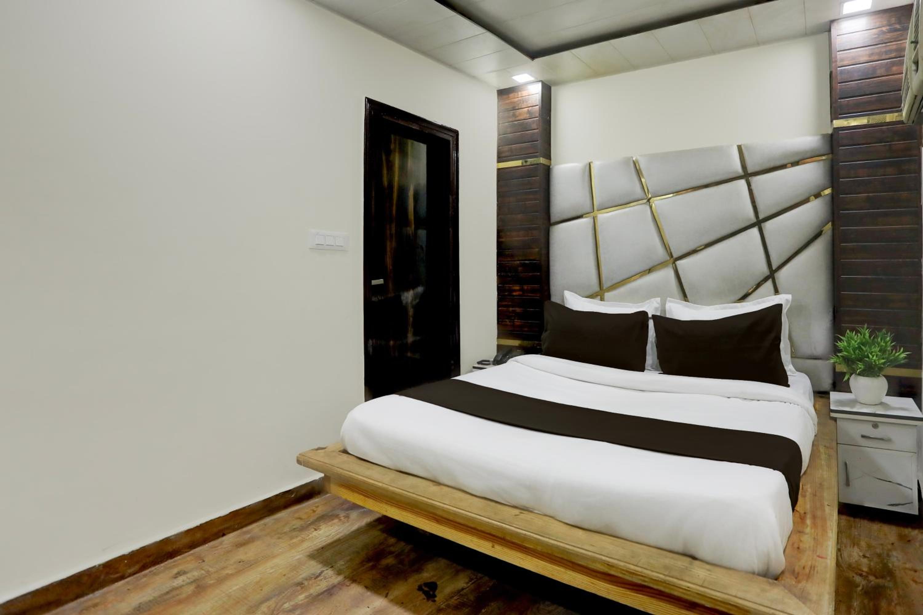 HOTEL O SHIPRAJ INN view 2