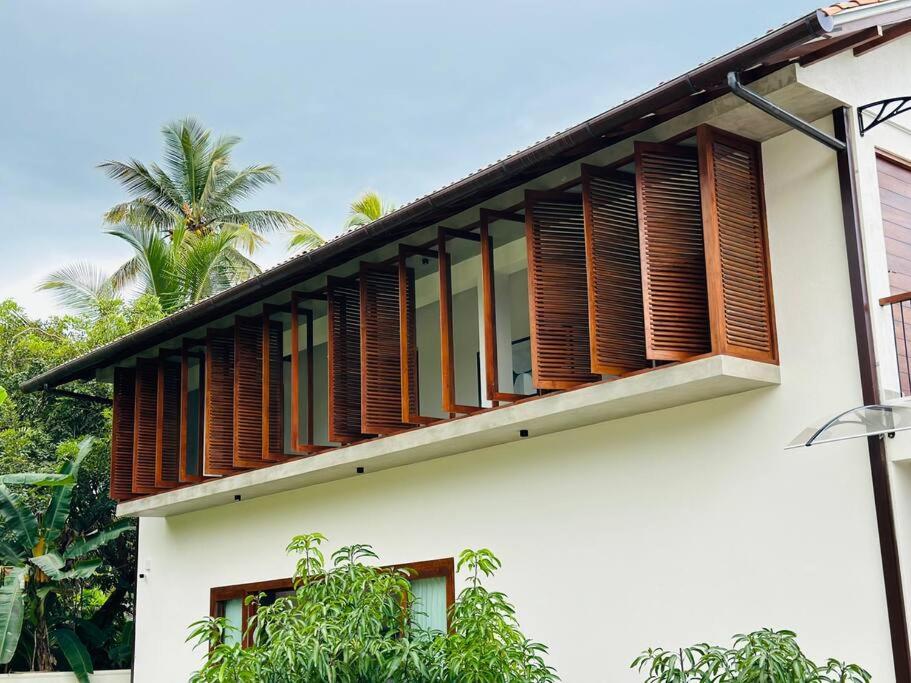 Lake Round Luxury House view 4