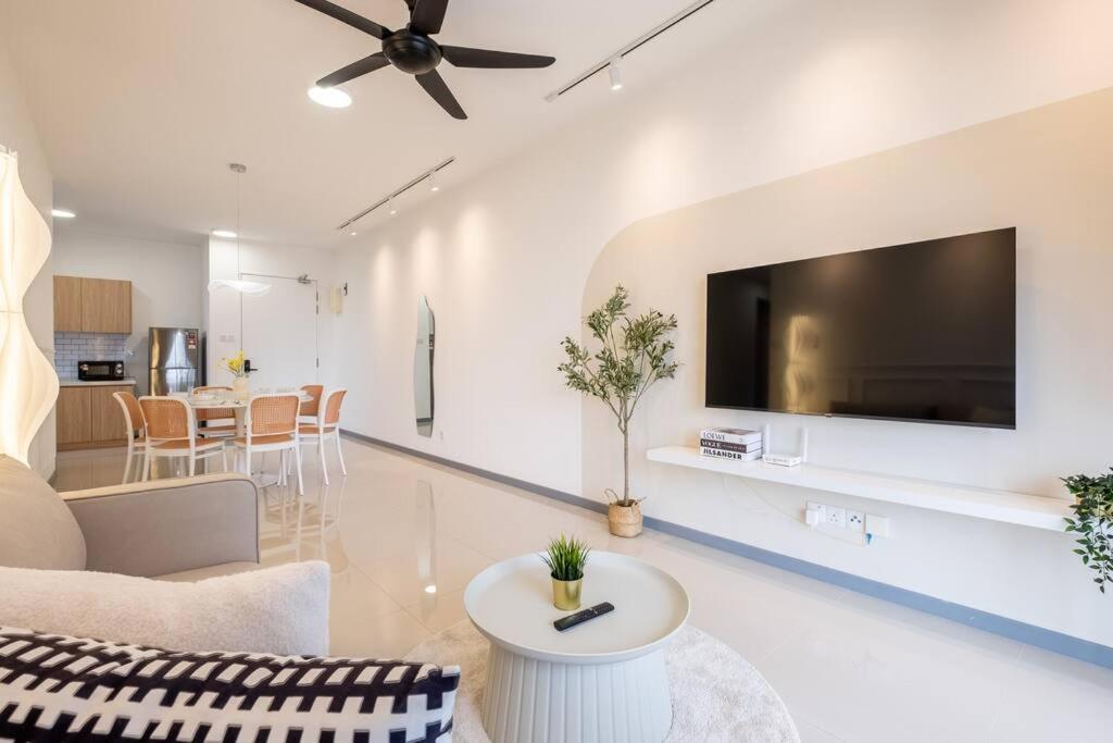 Cozy Home@United Point 3BR7Pax Pool Above Mall Gym