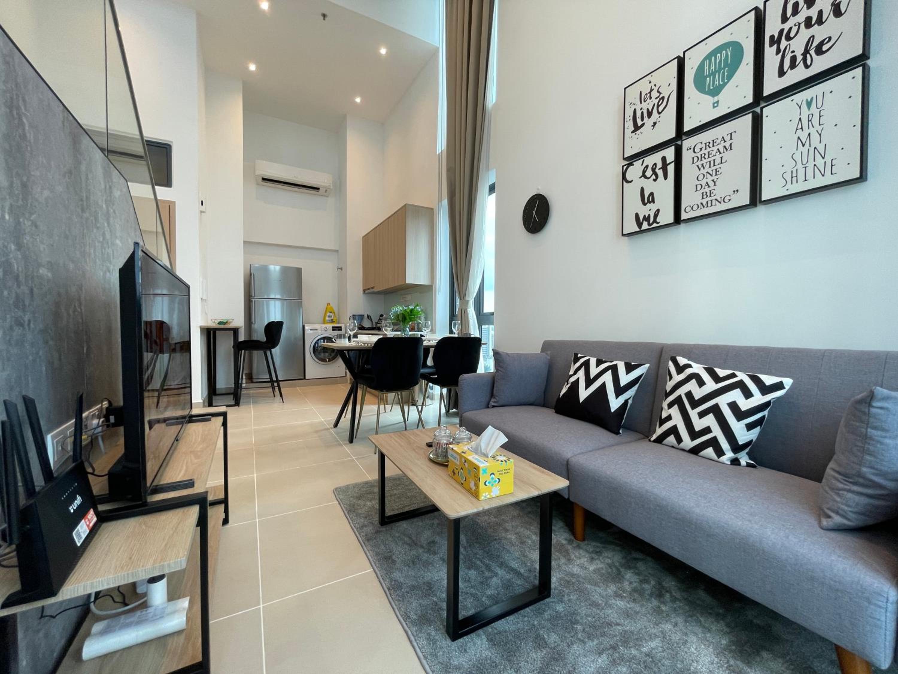 The Luxe & The Colony Infinitum by Romeo Bnb