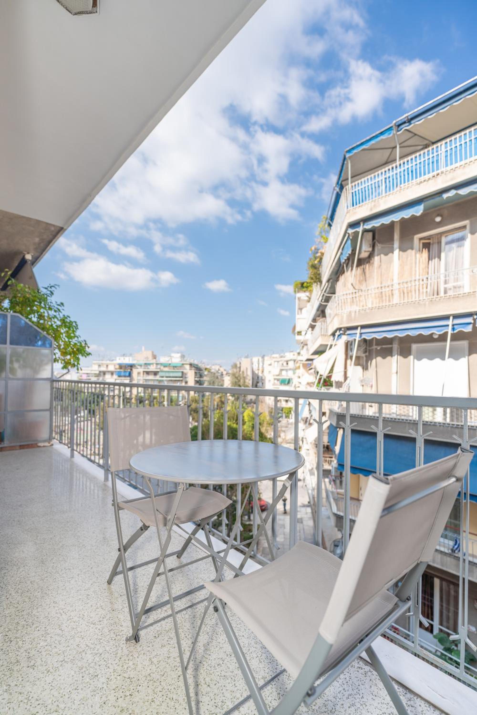 Modern Family Apartment w/Balcony near Acropolis