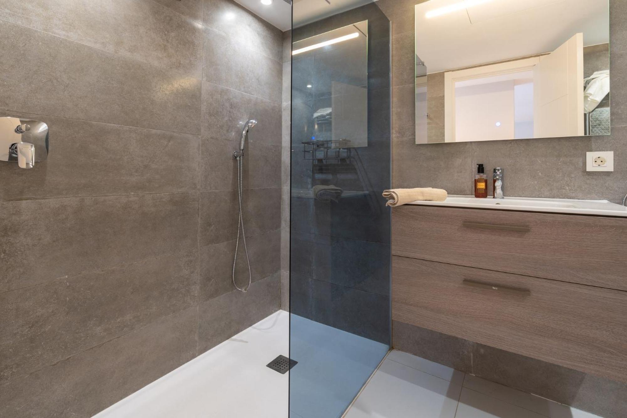 Puerto Banus Two Bedroom Luxurious Apartment with Parking