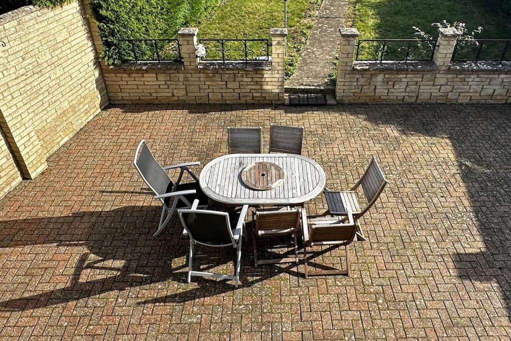 Hotel Green Haven Villa - 4BR Spacious House with Hot tub, Ample Parking, Air Condition, WIFI, Netflix, Patio & Garden - Image 1