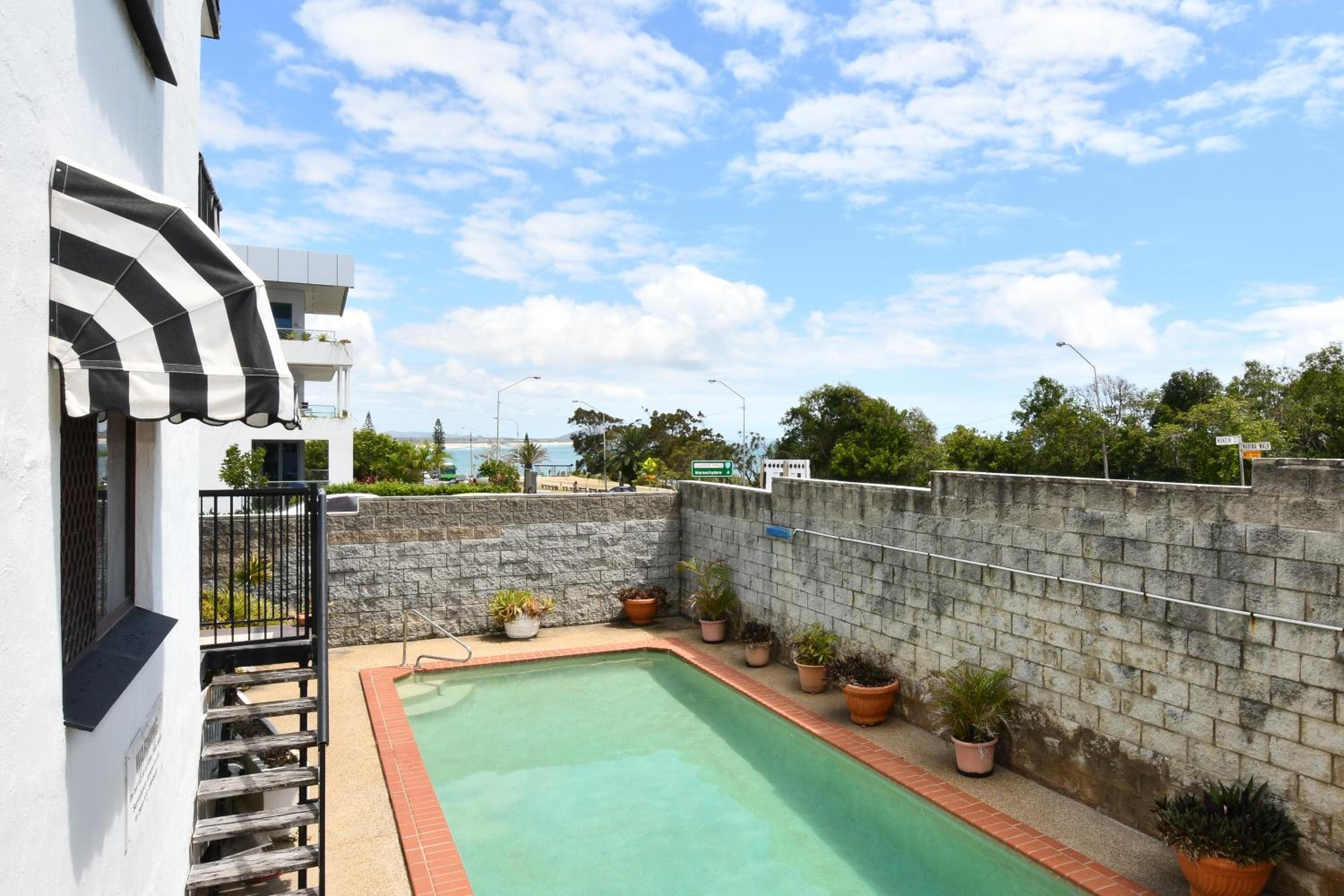 Coastal Chic Apartment - Mooloolaba and Alex