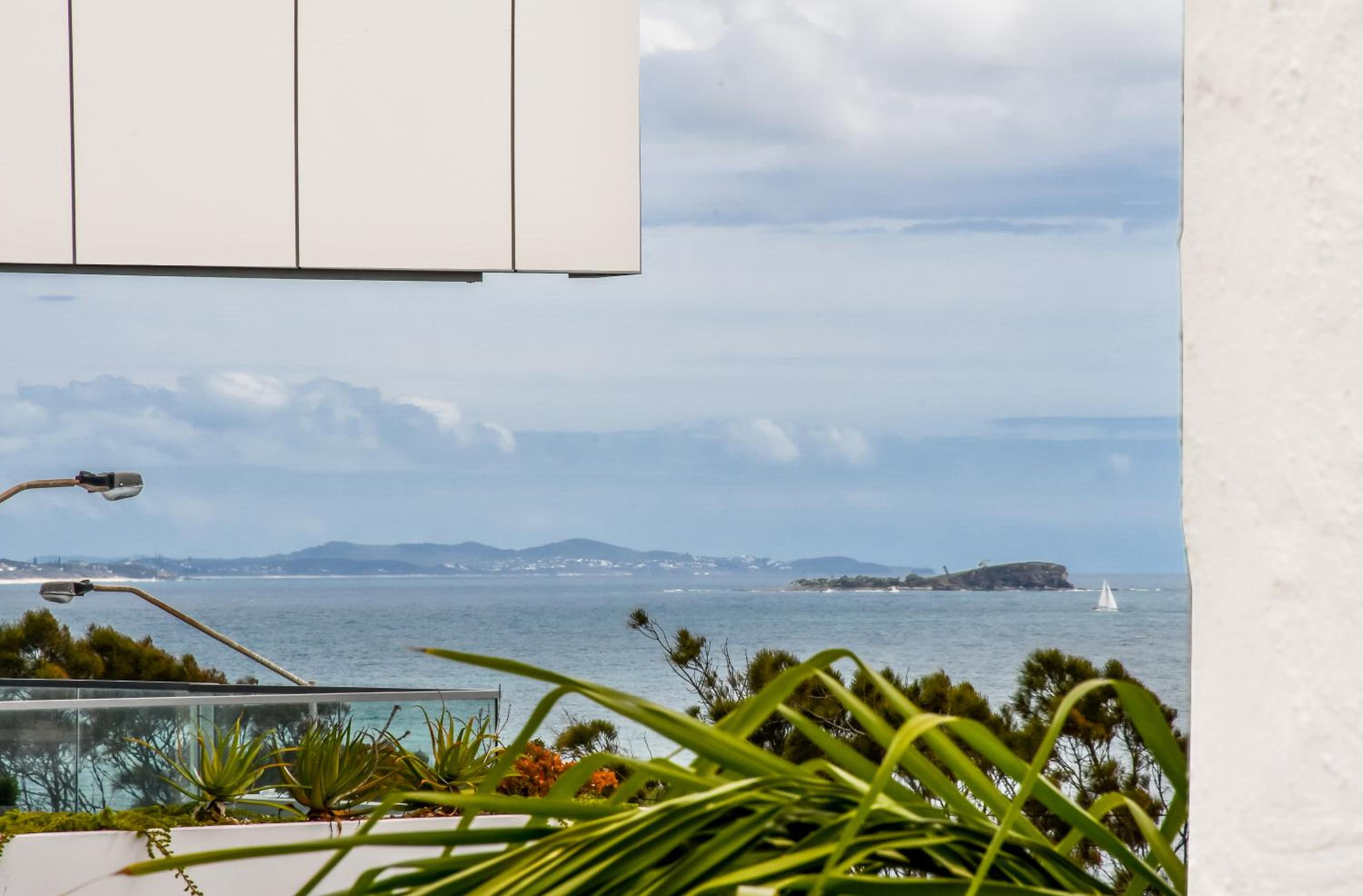 Coastal Chic Apartment - Mooloolaba and Alex