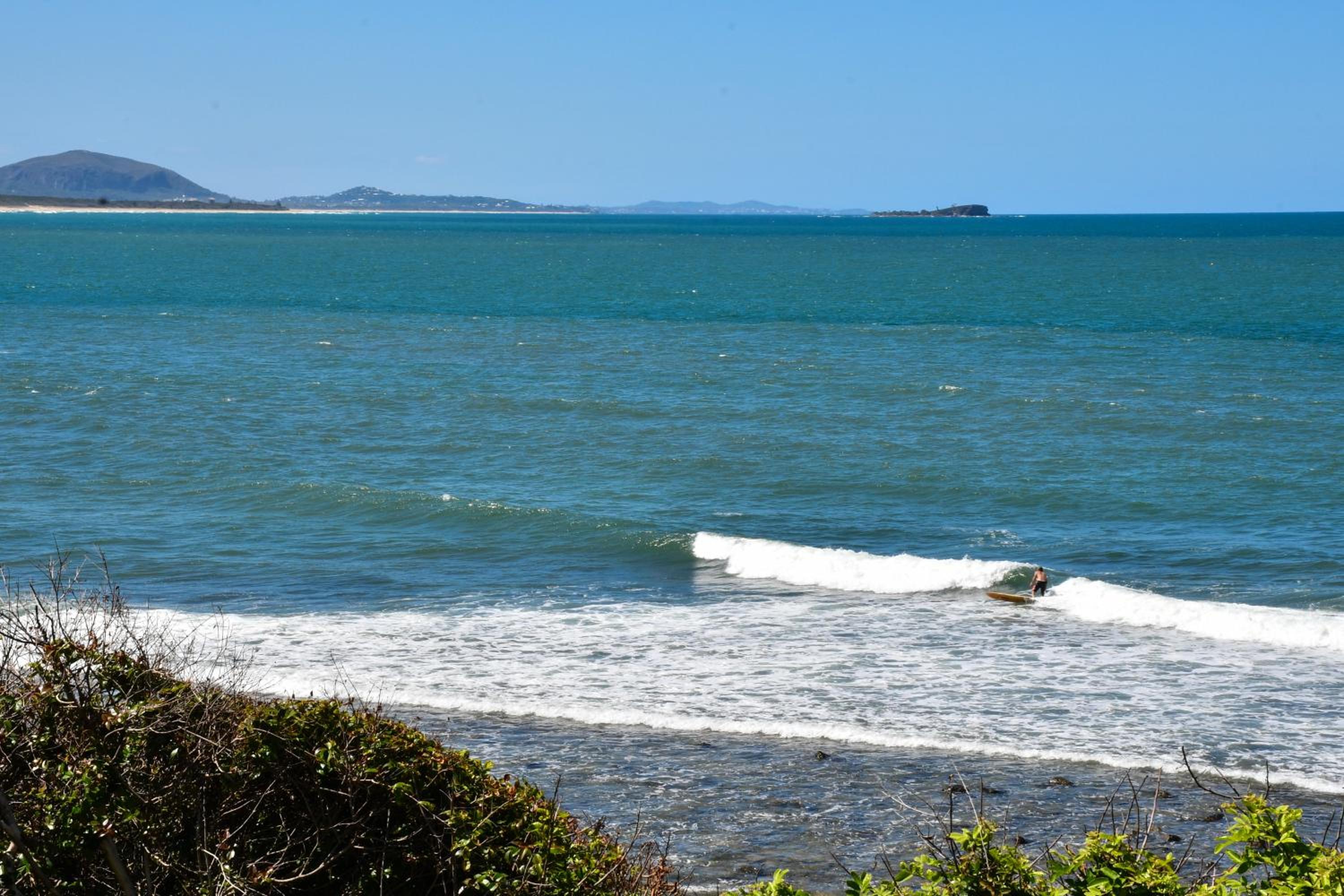 Coastal Chic Apartment - Mooloolaba and Alex