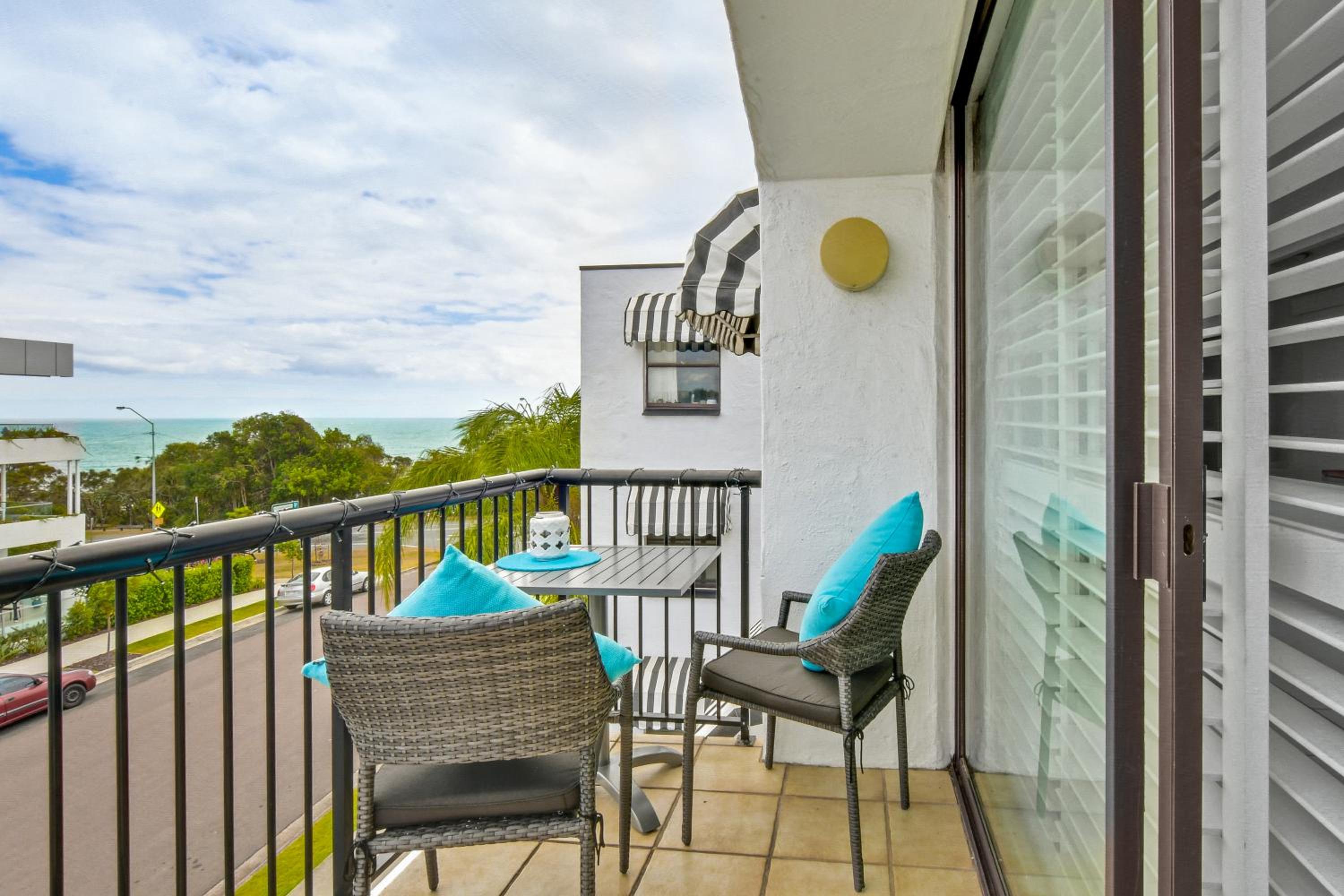 Coastal Chic Apartment - Mooloolaba and Alex