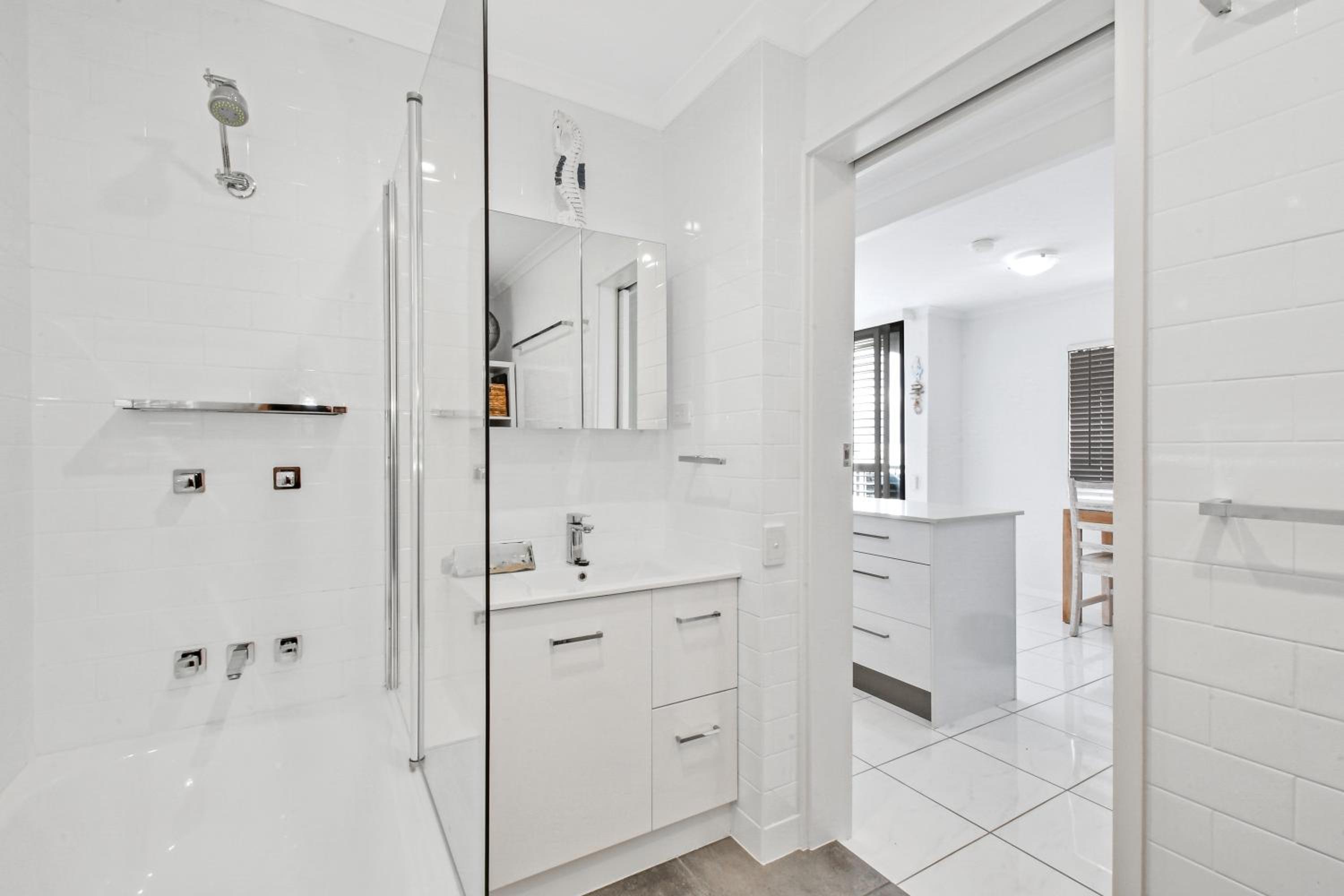 Coastal Chic Apartment - Mooloolaba and Alex
