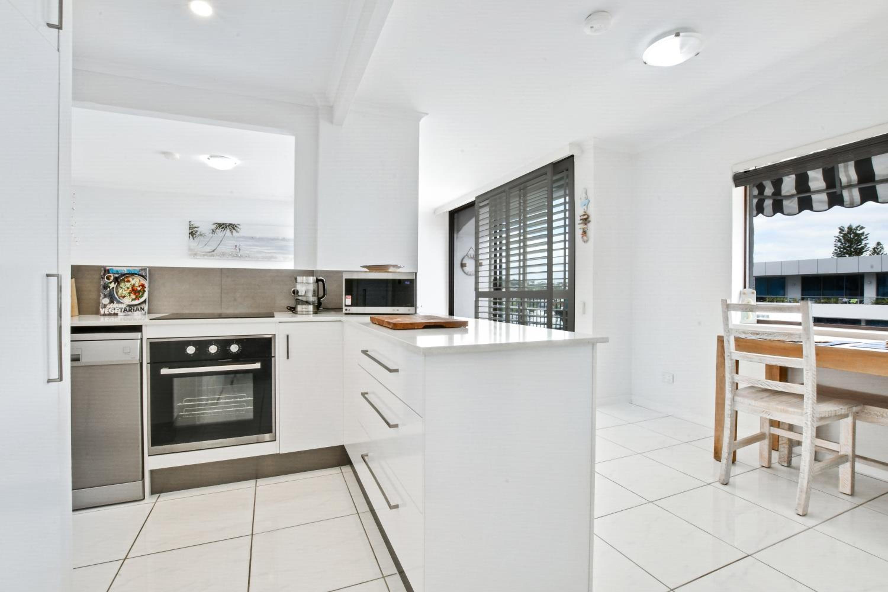Coastal Chic Apartment - Mooloolaba and Alex