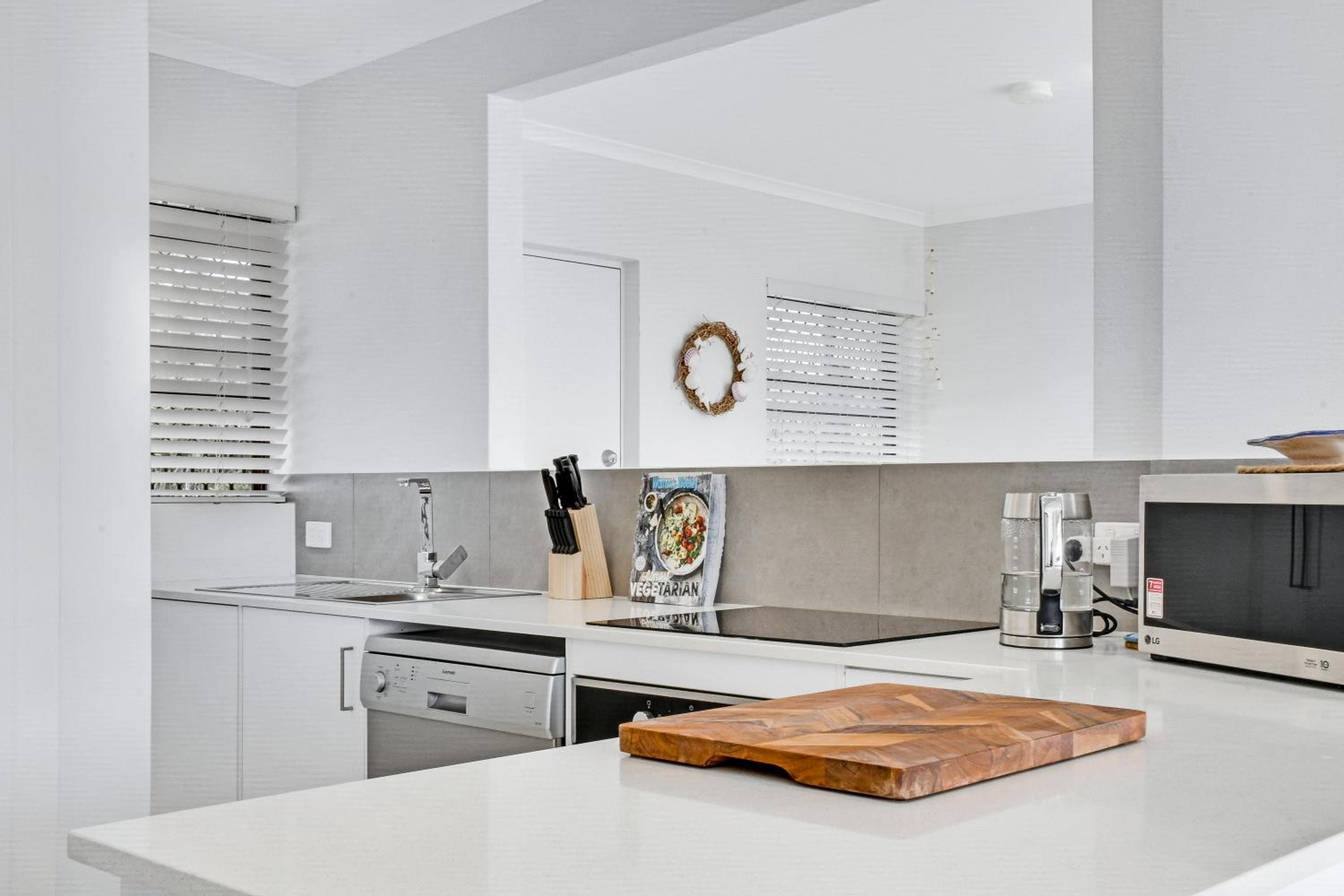 Coastal Chic Apartment - Mooloolaba and Alex