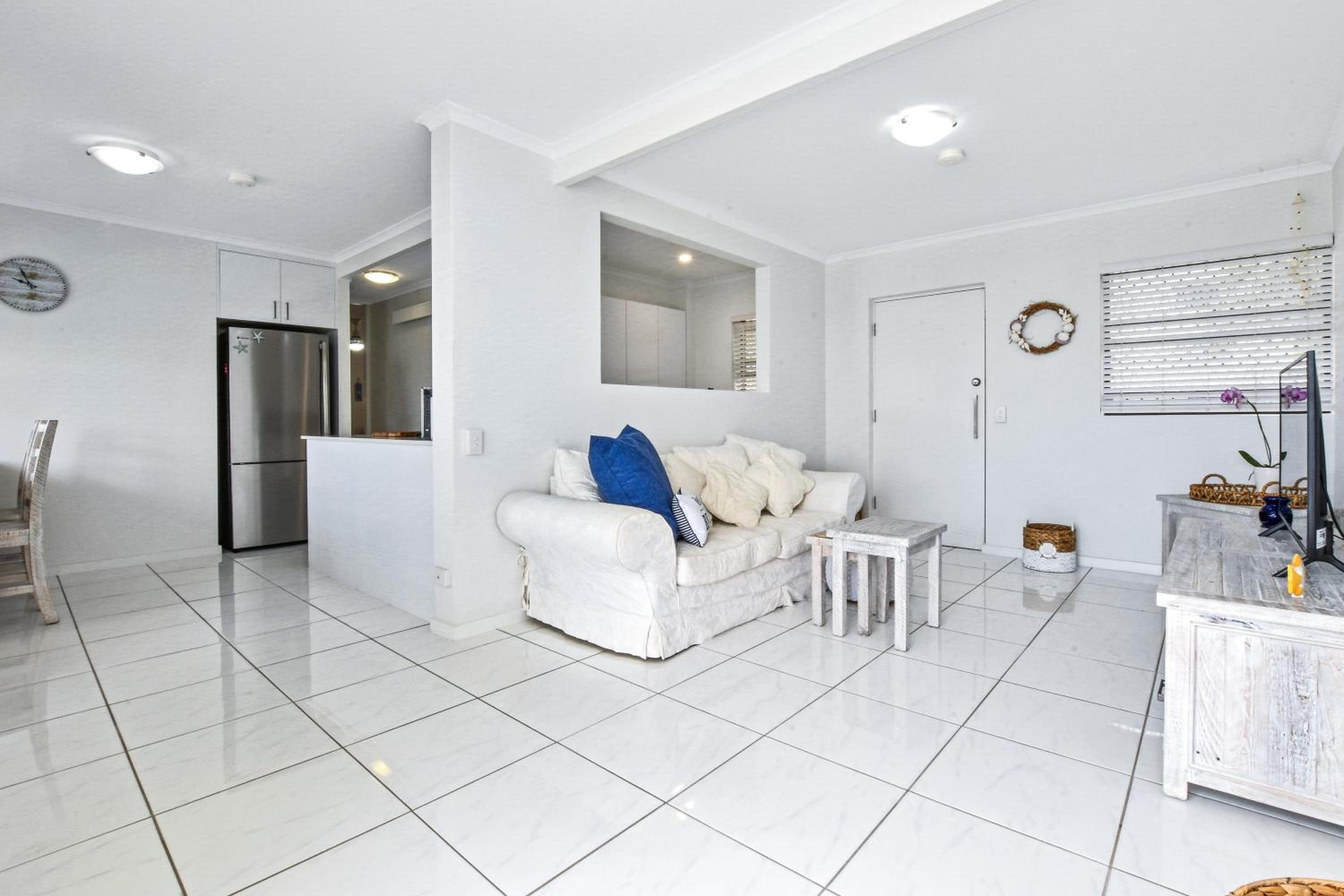 Coastal Chic Apartment - Mooloolaba and Alex