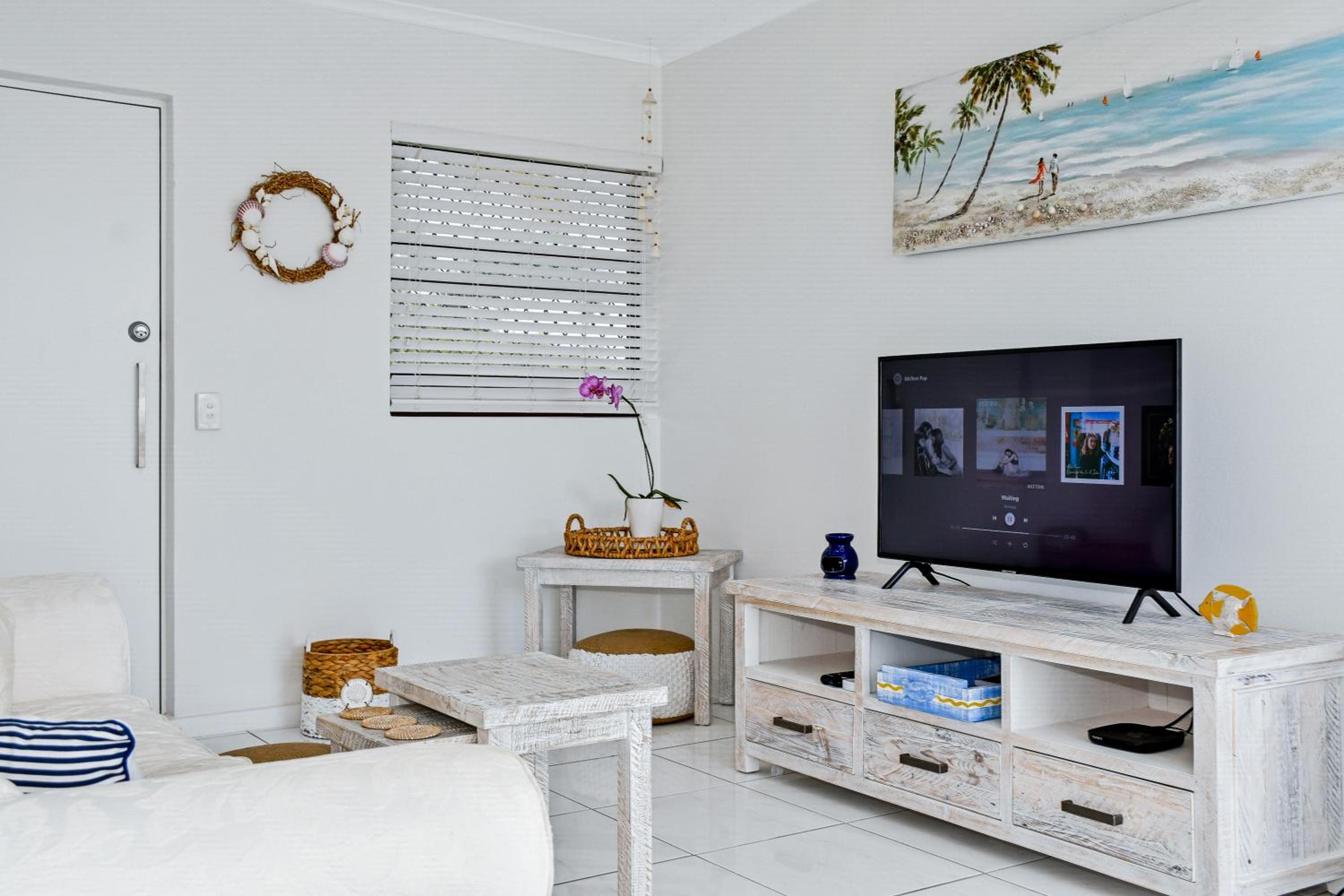 Coastal Chic Apartment - Mooloolaba and Alex