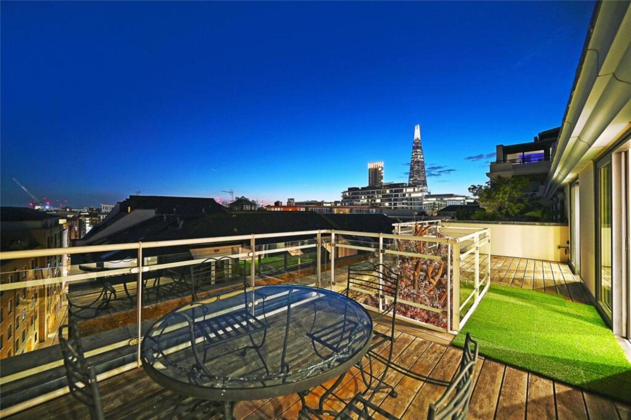 Tower Bridge Views Luxury and large 2 bed 2 bath with large outdoors