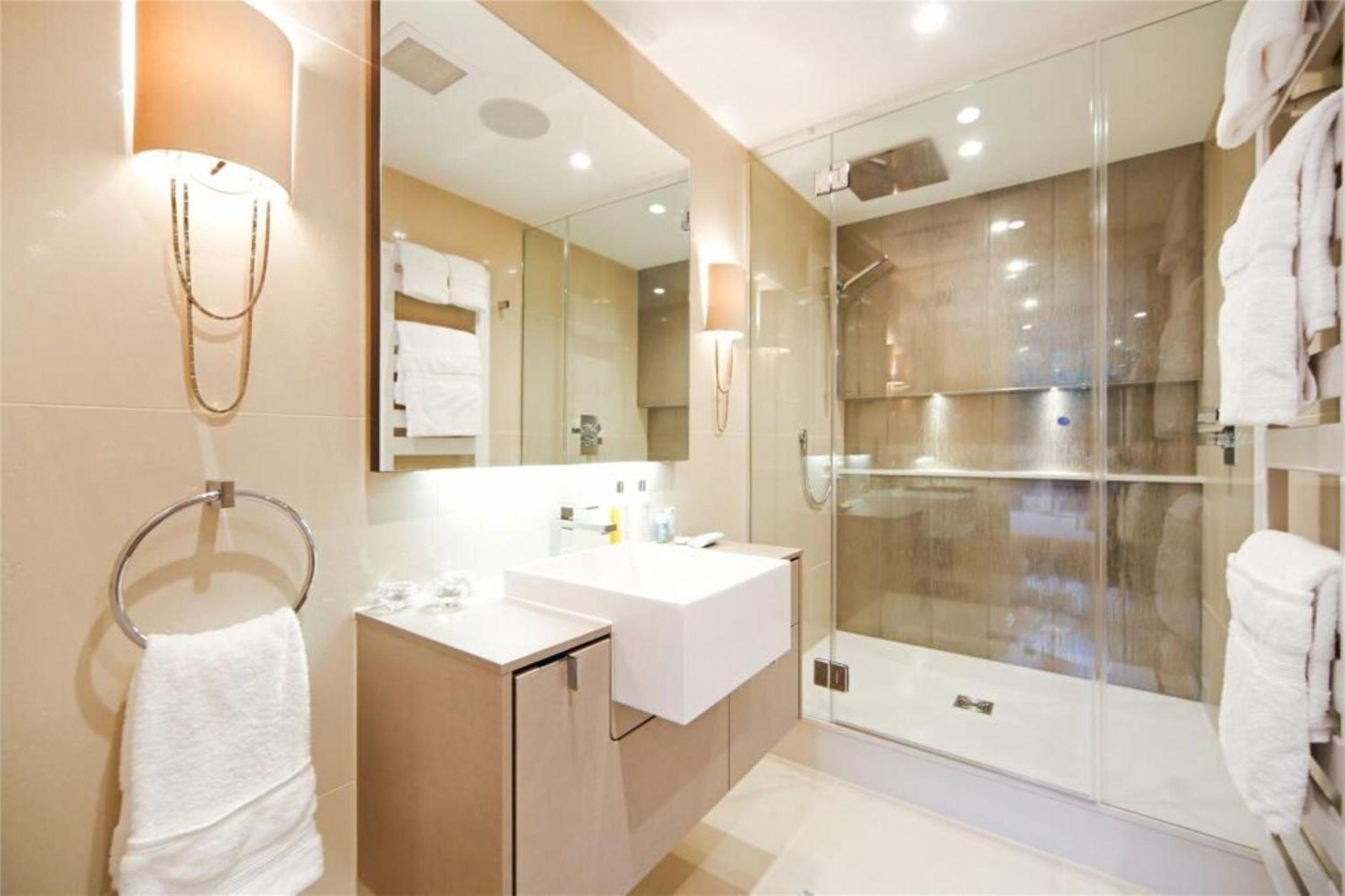 Tower Bridge Views Luxury and large 2 bed 2 bath with large outdoors