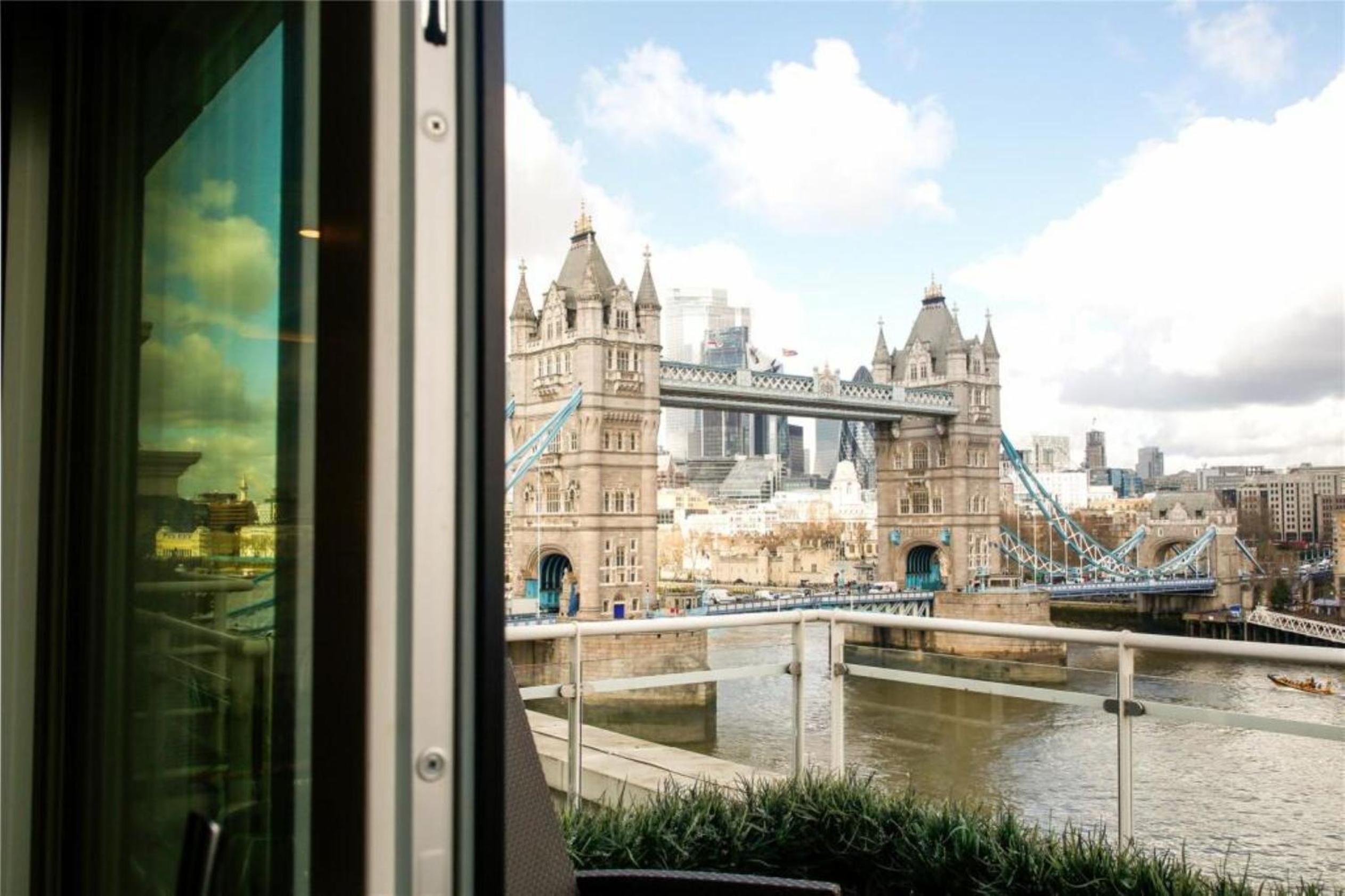 Tower Bridge Views Luxury and large 2 bed 2 bath with large outdoors