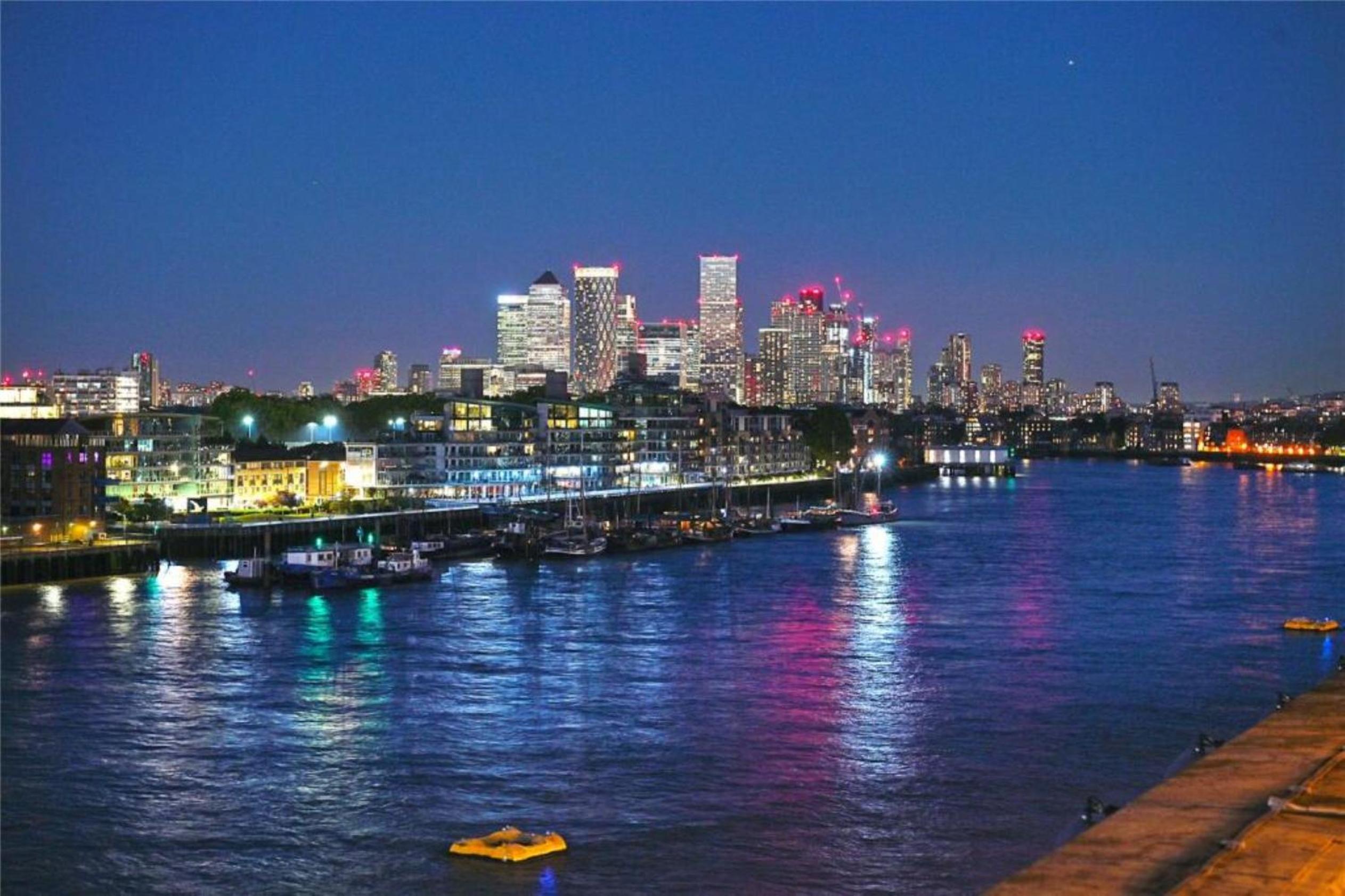 Tower Bridge Views Luxury and large 2 bed 2 bath with large outdoors