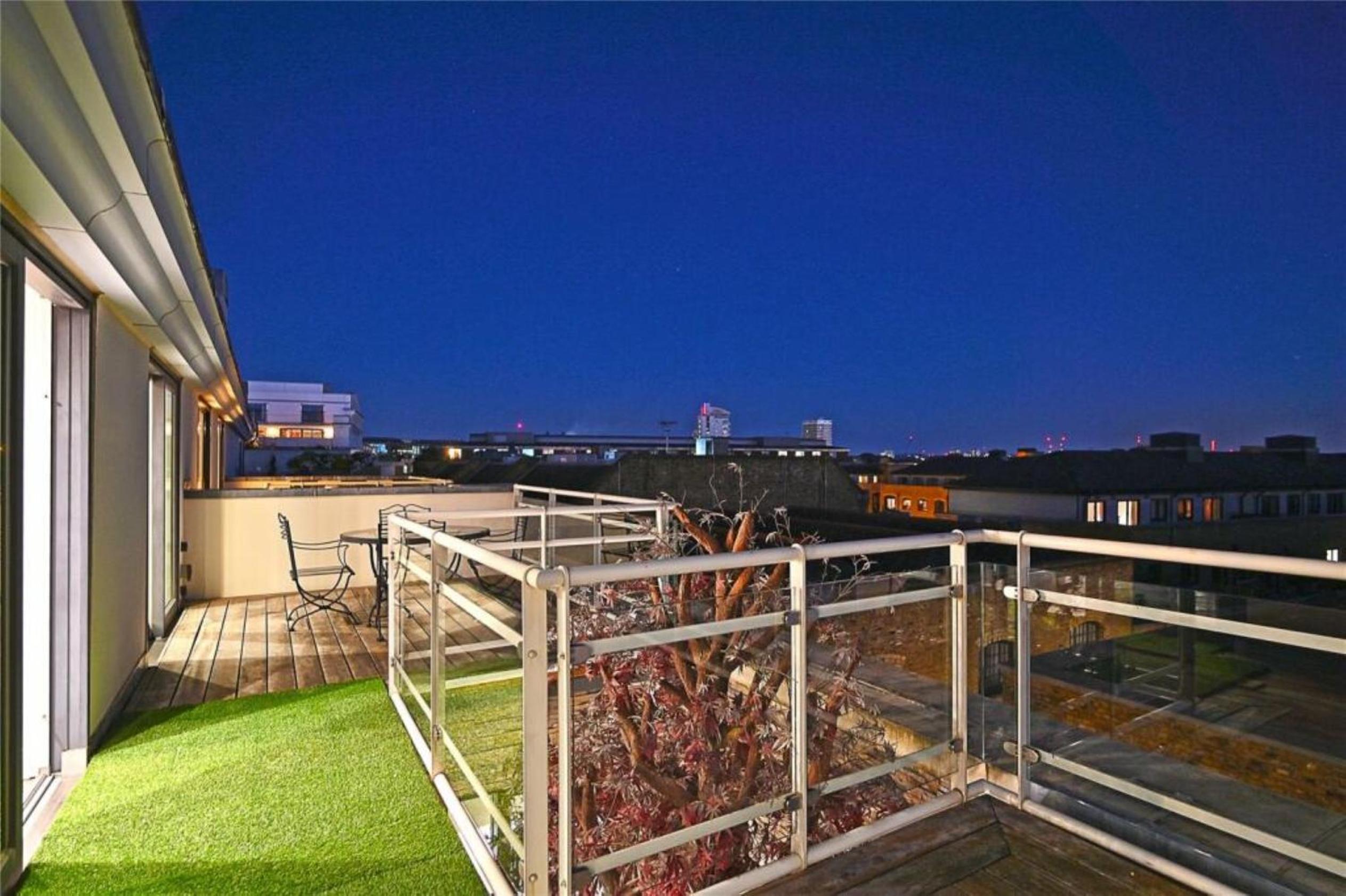 Tower Bridge Views Luxury and large 2 bed 2 bath with large outdoors