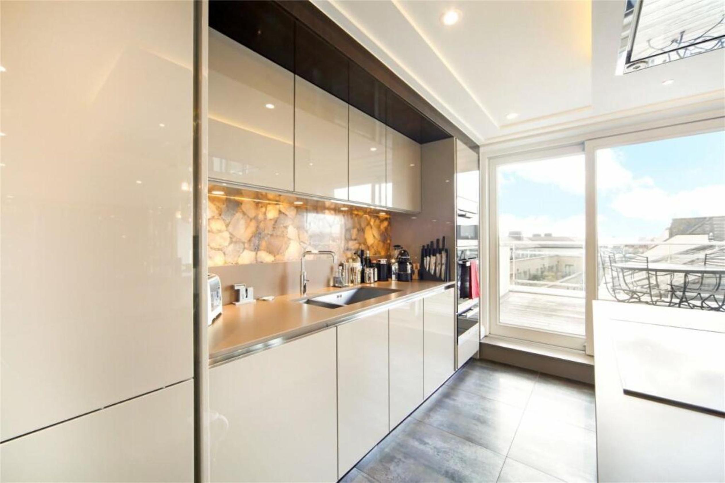 Tower Bridge Views Luxury and large 2 bed 2 bath with large outdoors