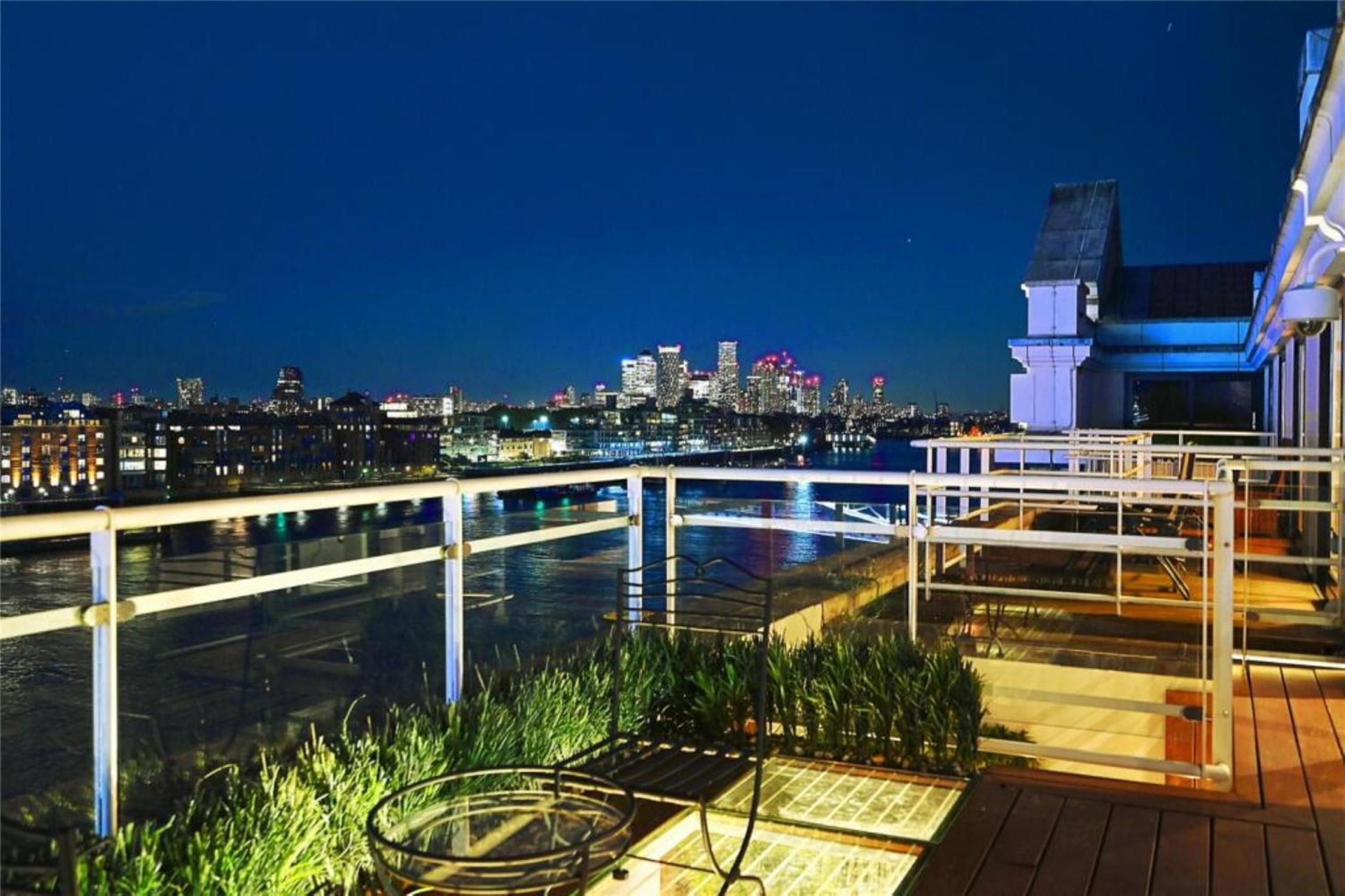 Tower Bridge Views Luxury and large 2 bed 2 bath with large outdoors
