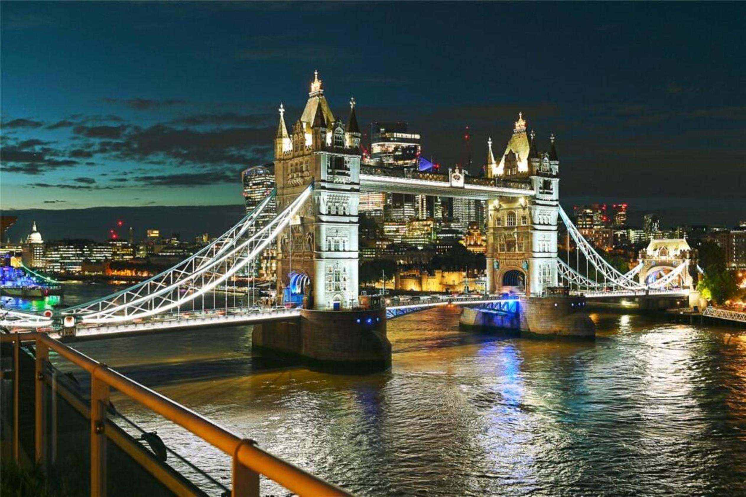 Tower Bridge Views Luxury and large 2 bed 2 bath with large outdoors