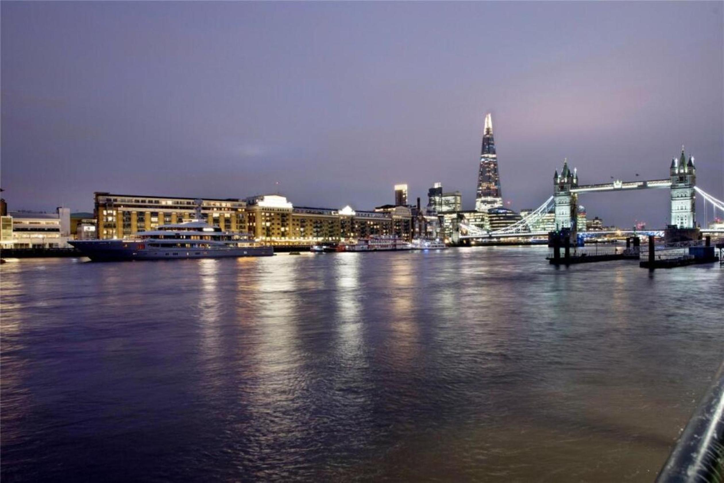 Tower Bridge Views Luxury and large 2 bed 2 bath with large outdoors