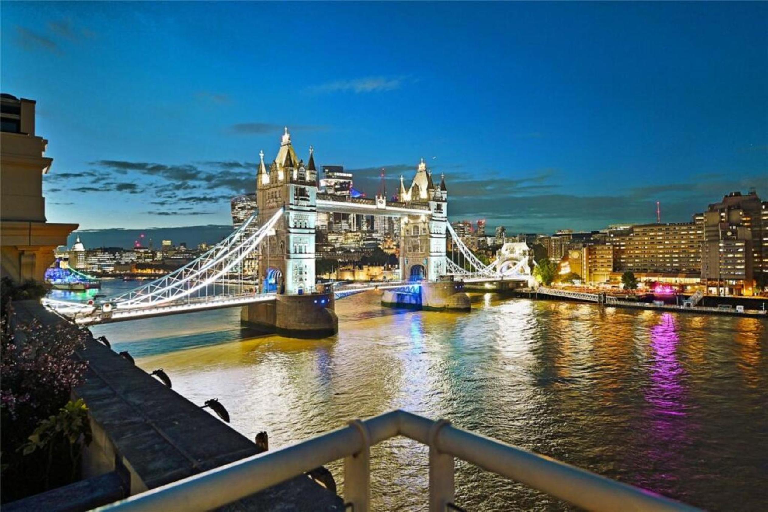 Tower Bridge Views Luxury and large 2 bed 2 bath with large outdoors