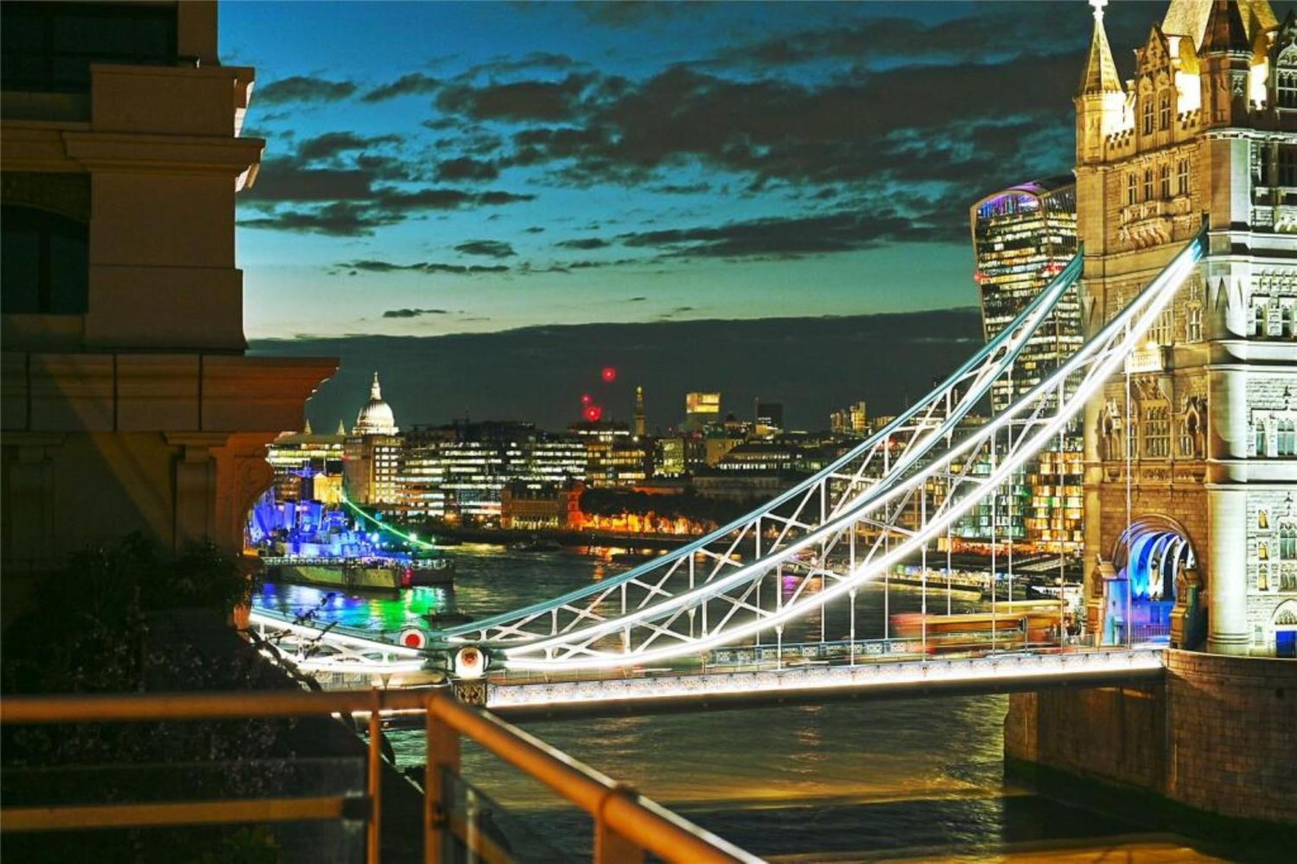 Tower Bridge Views Luxury and large 2 bed 2 bath with large outdoors