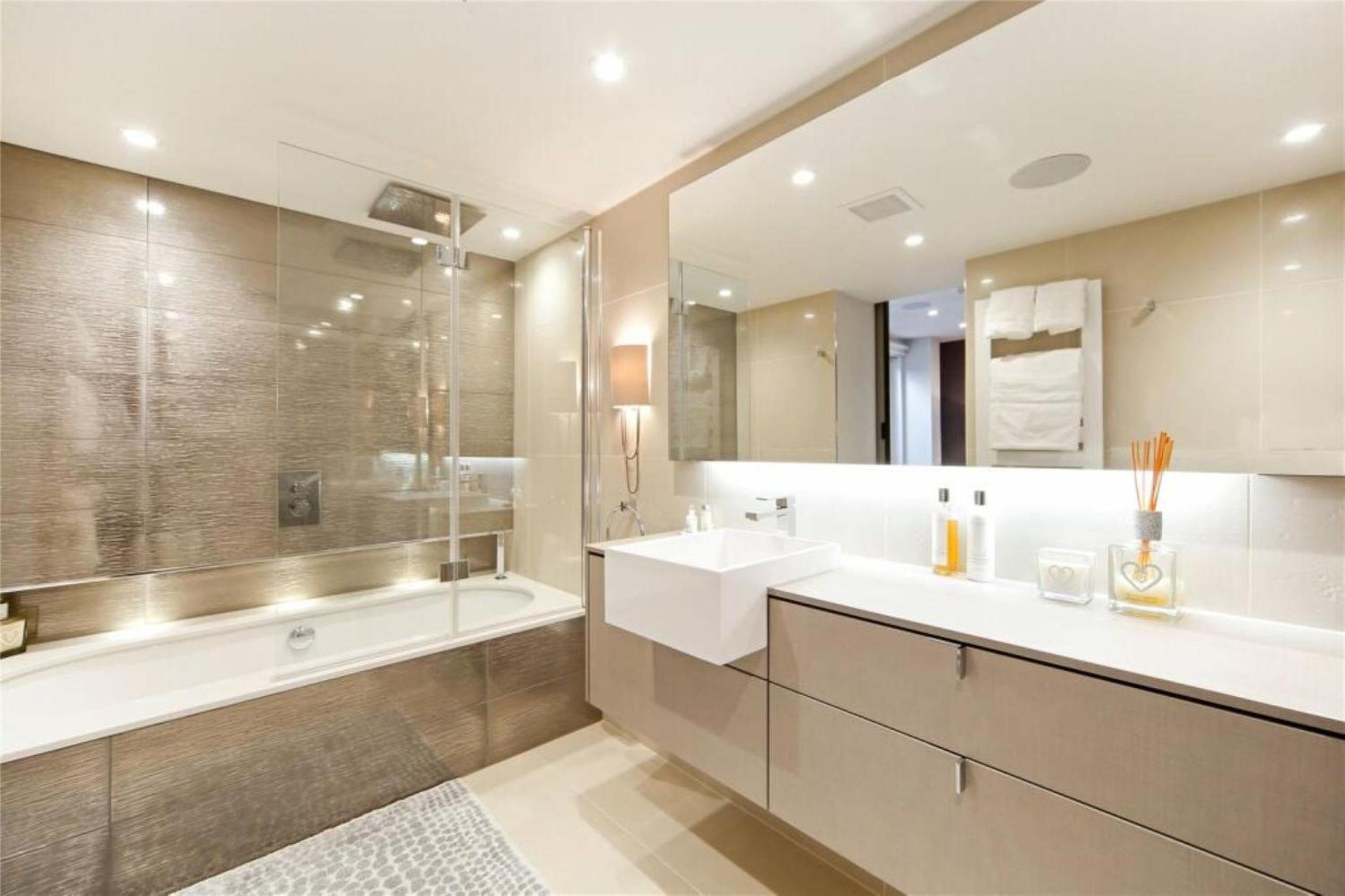 Tower Bridge Views Luxury and large 2 bed 2 bath with large outdoors