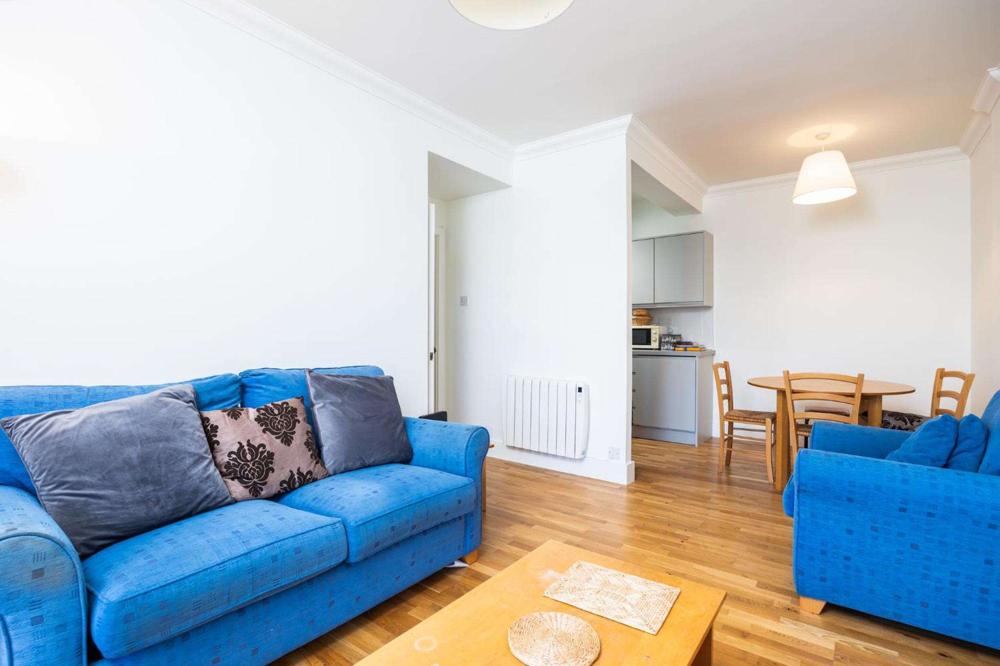 Flat w/ Balcony & Canal view - 4min to station