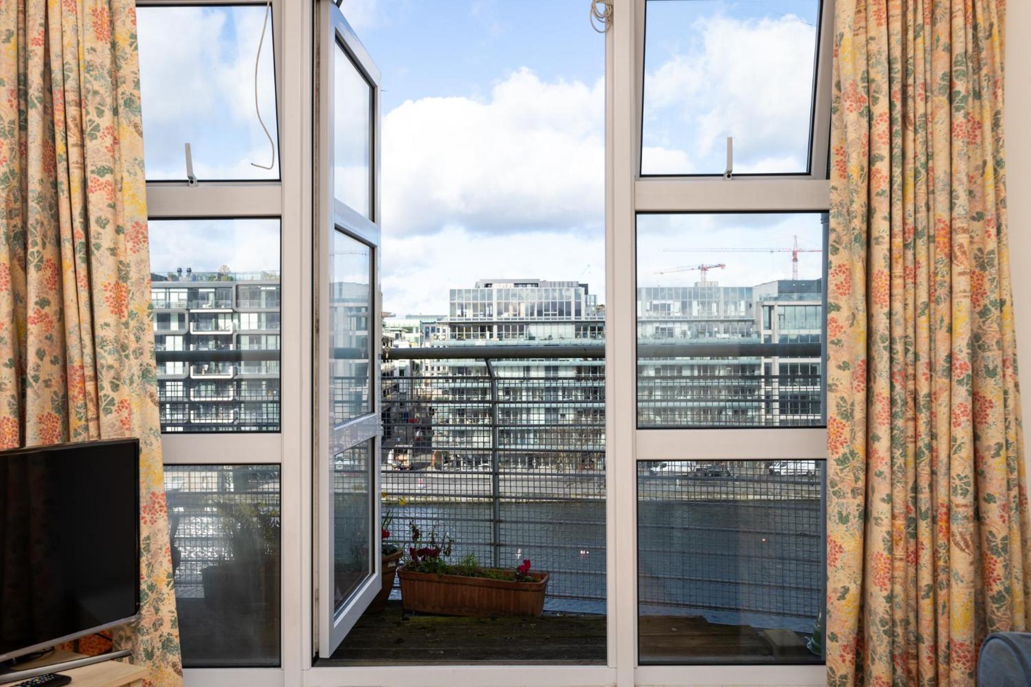 Flat w/ Balcony & Canal view - 4min to station
