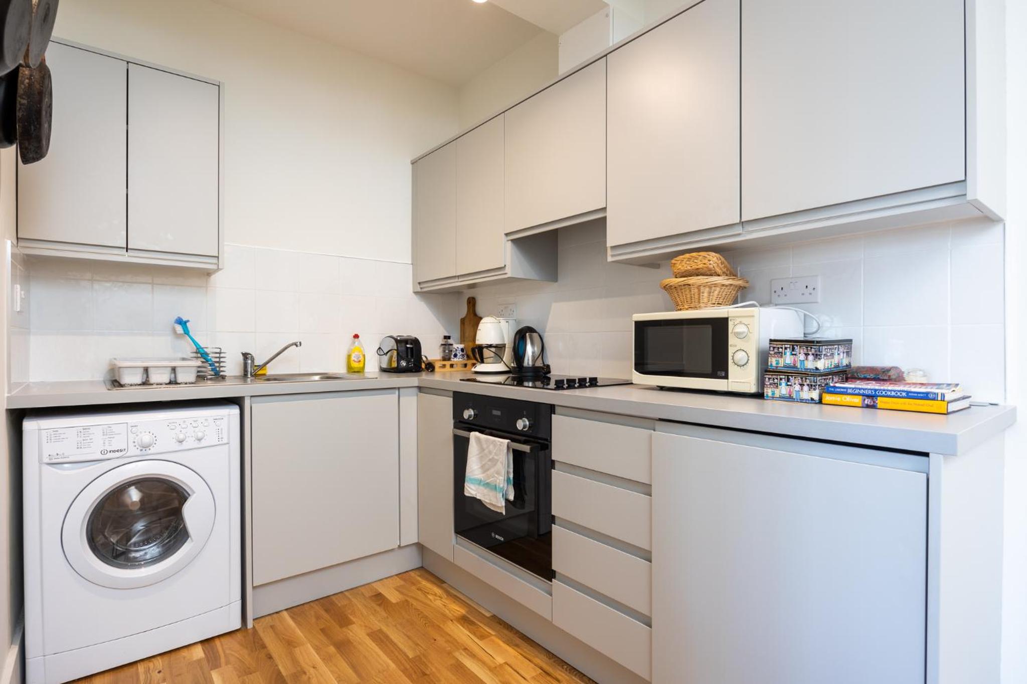 Flat w/ Balcony & Canal view - 4min to station
