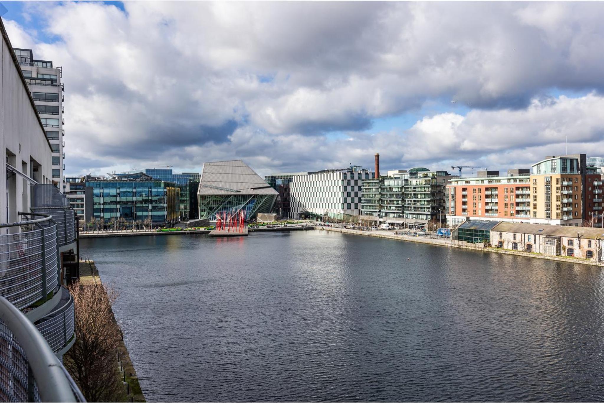 Flat w/ Balcony & Canal view - 4min to station